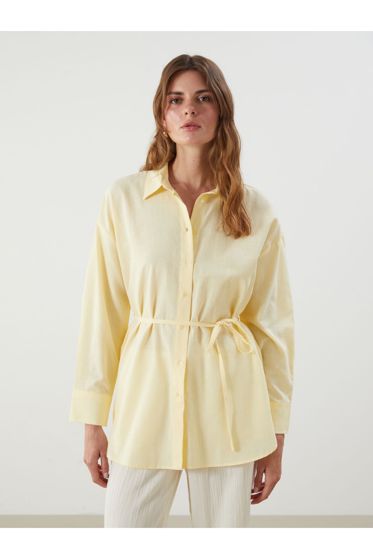 LC Waikiki Beli Kuşaklı Oversize Kadın Gömlek