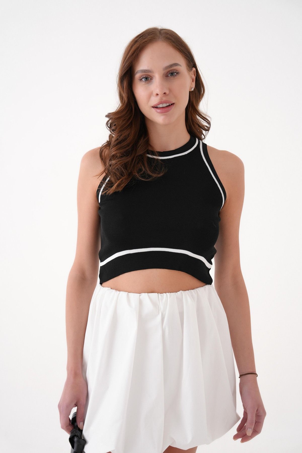 SHEMALL LUXURY Halter Yaka Siyah Çizgi Detaylı Triko Crop Atlet 25513