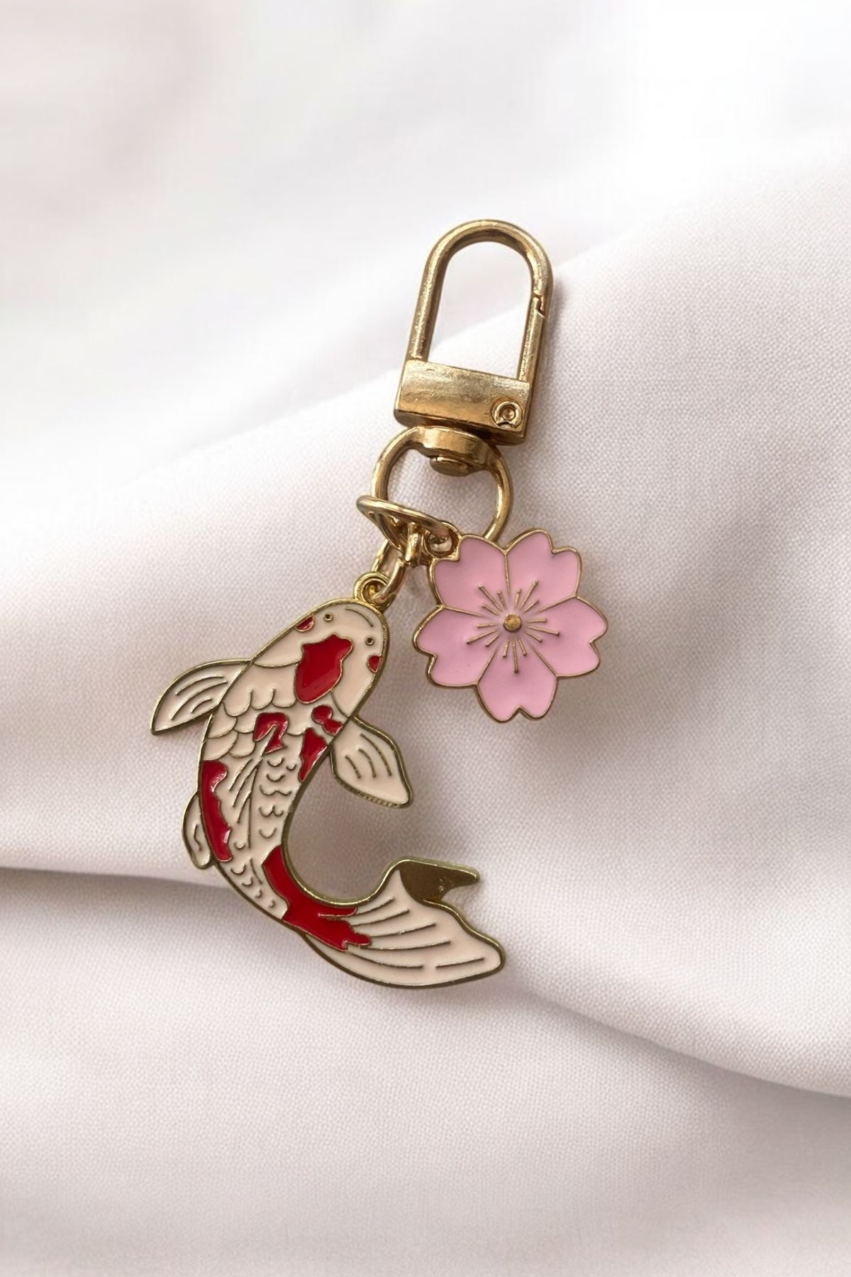 Agleam Koi Balığı ve Sakura Çiçeği Figürlü Çanta Charmı – Altın Renkli Metal Anahtarlık