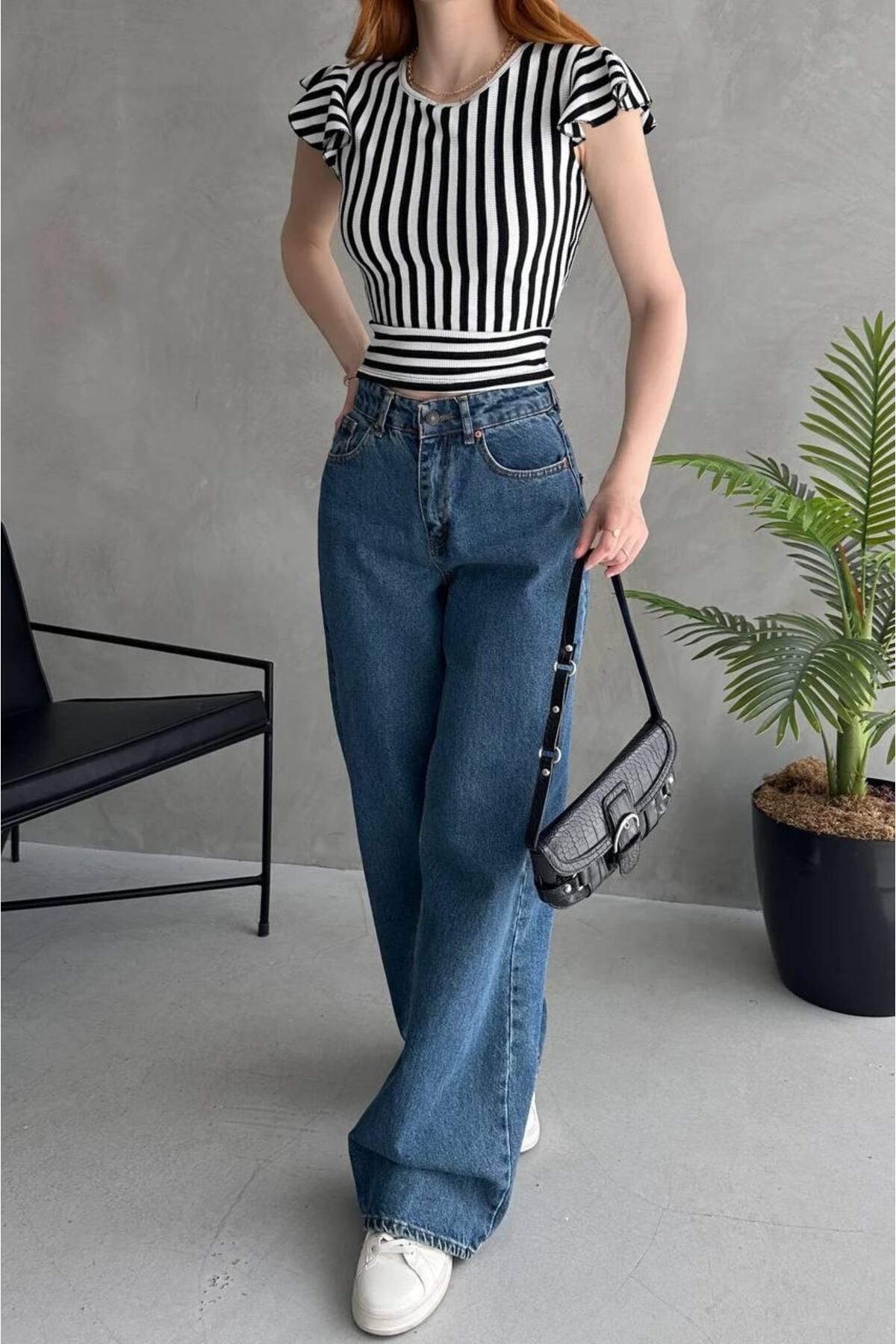 GVN Sırtı Fiyonk Bağlamalı Çizgi Detaylı Crop Bluz