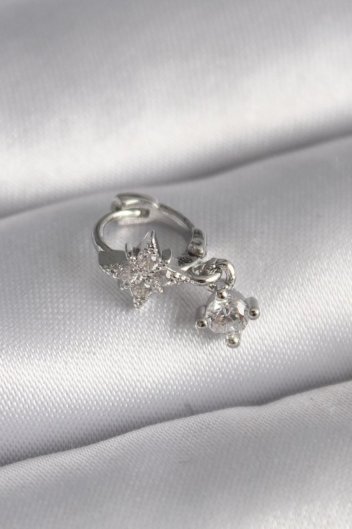 AfraBeauty 316L Çelik Gümüş Renk Zirkon Taşlı Çiçek Model Sallantı Detay Tragus Piercing