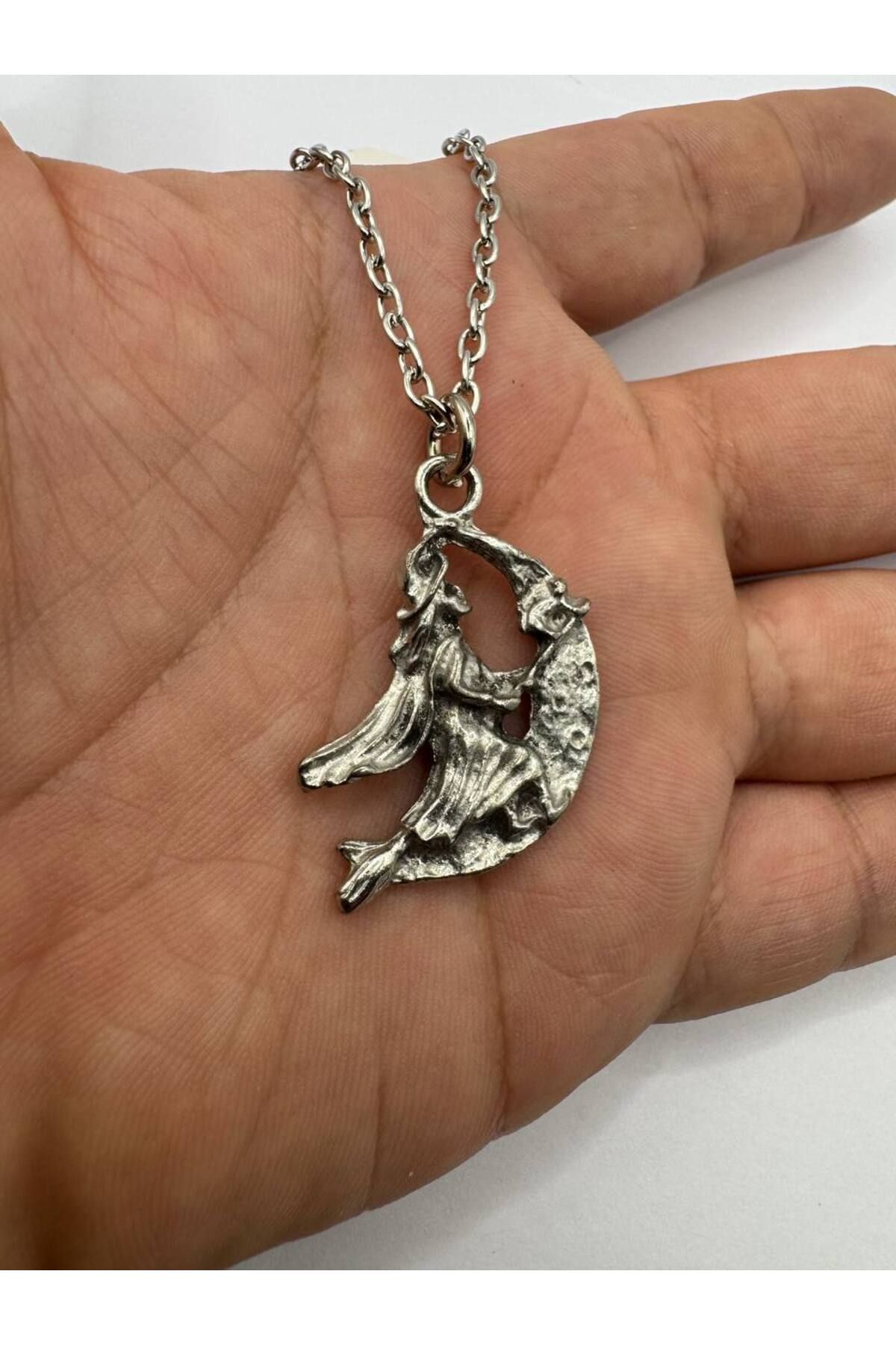 Herşey Nota Gotik Cadı Figürlü Kolye – Gümüş Renk Zamak Metal Unisex Takı
