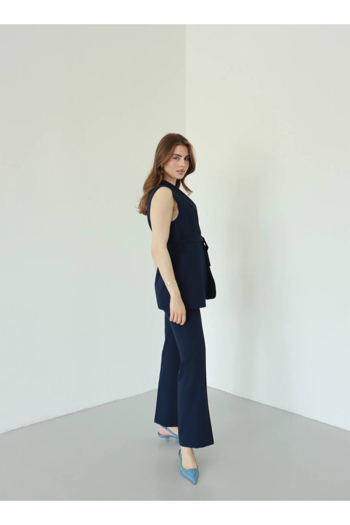 Ensemble deux pièces blazer et gilet ceinturé pour femme bleu marine - Görsel 6