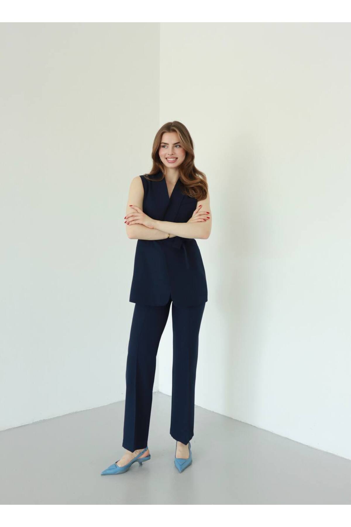 Ensemble deux pièces blazer et gilet ceinturé pour femme bleu marine - Görsel 3