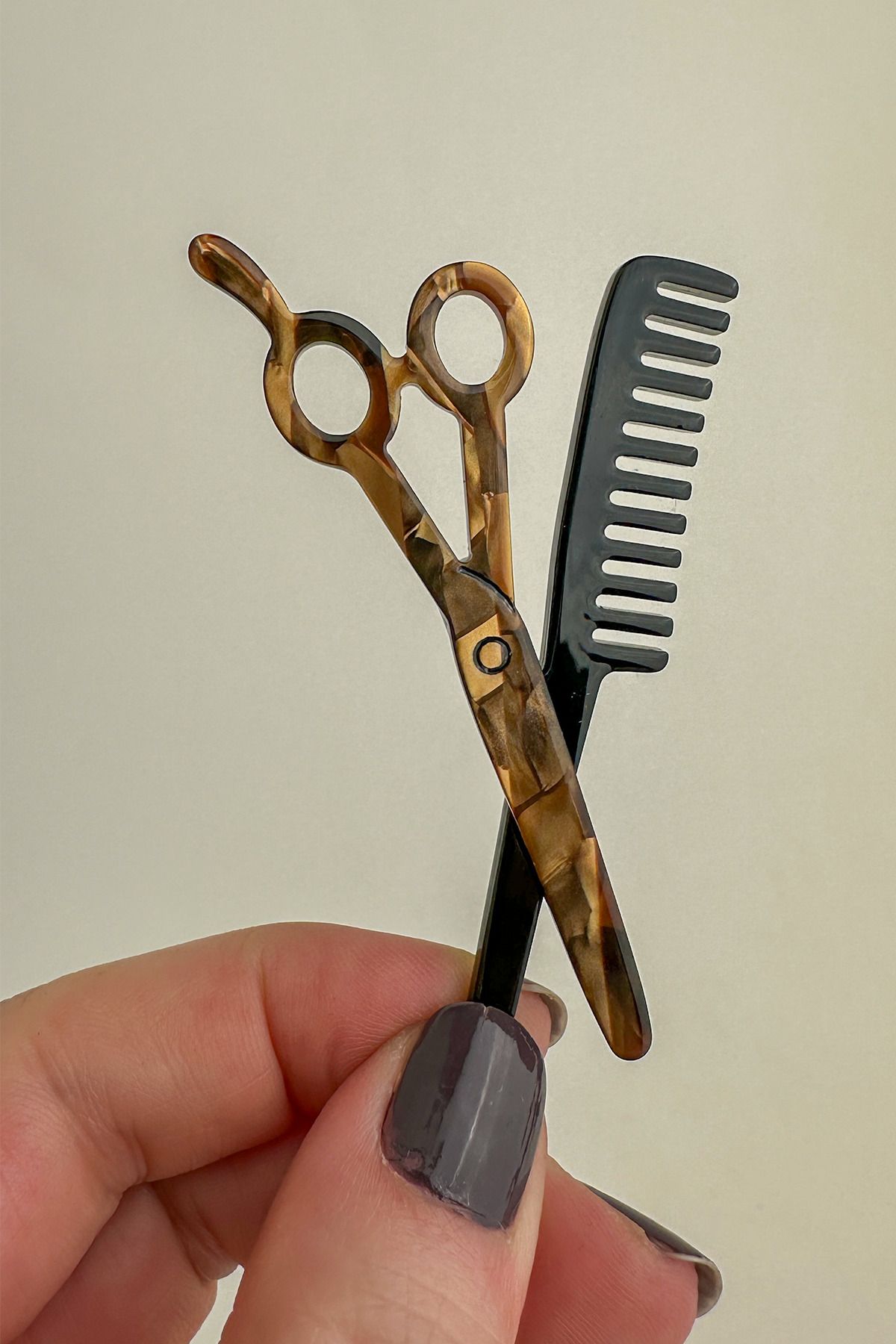 Modex Akrilik Kuaför Makas Tarak Broş (7cm))