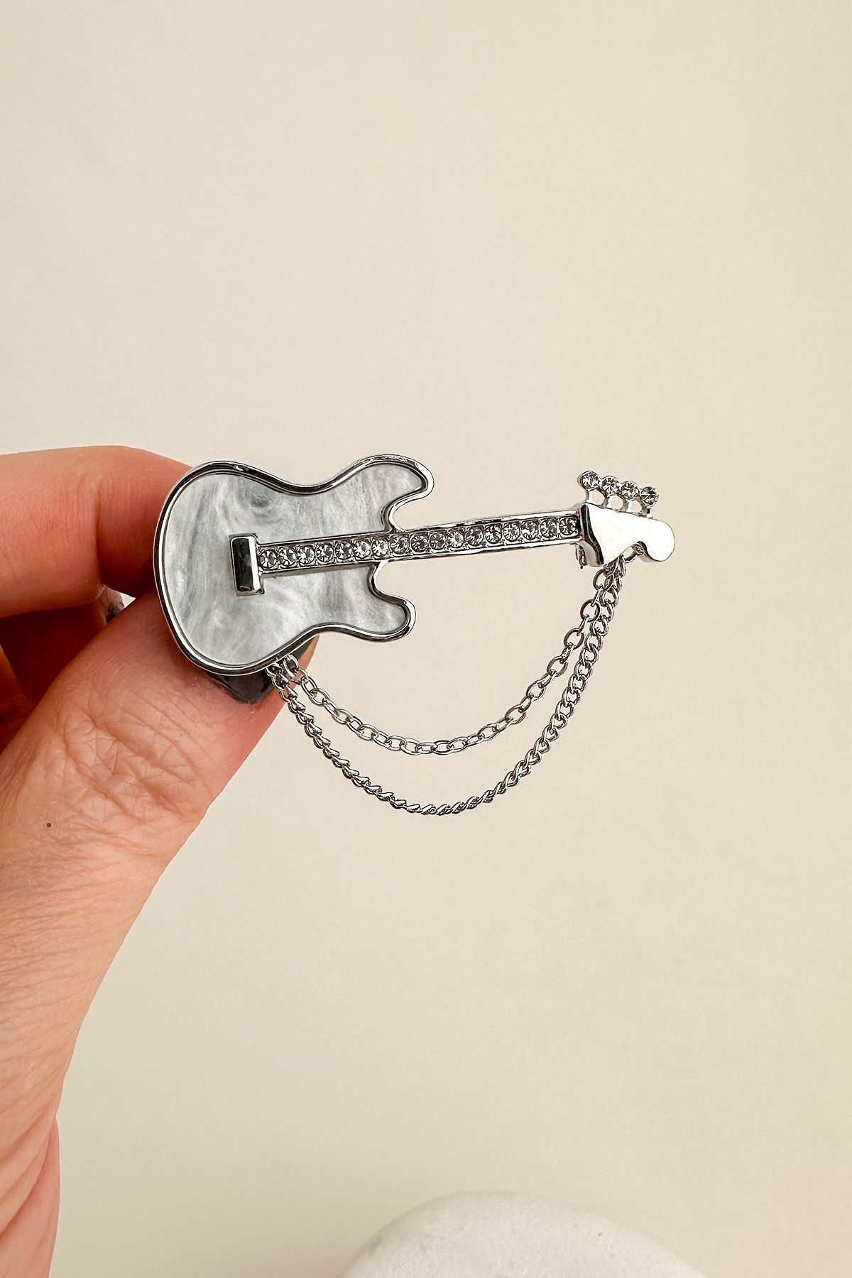 Modex Gümüş Rengi Zincir Detaylı Taşlı Mineli Gitar Broş (5cm)