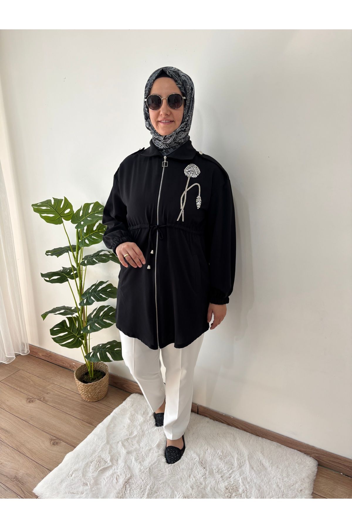 Butik Emsabutik Siyah Taş Detaylı Kap