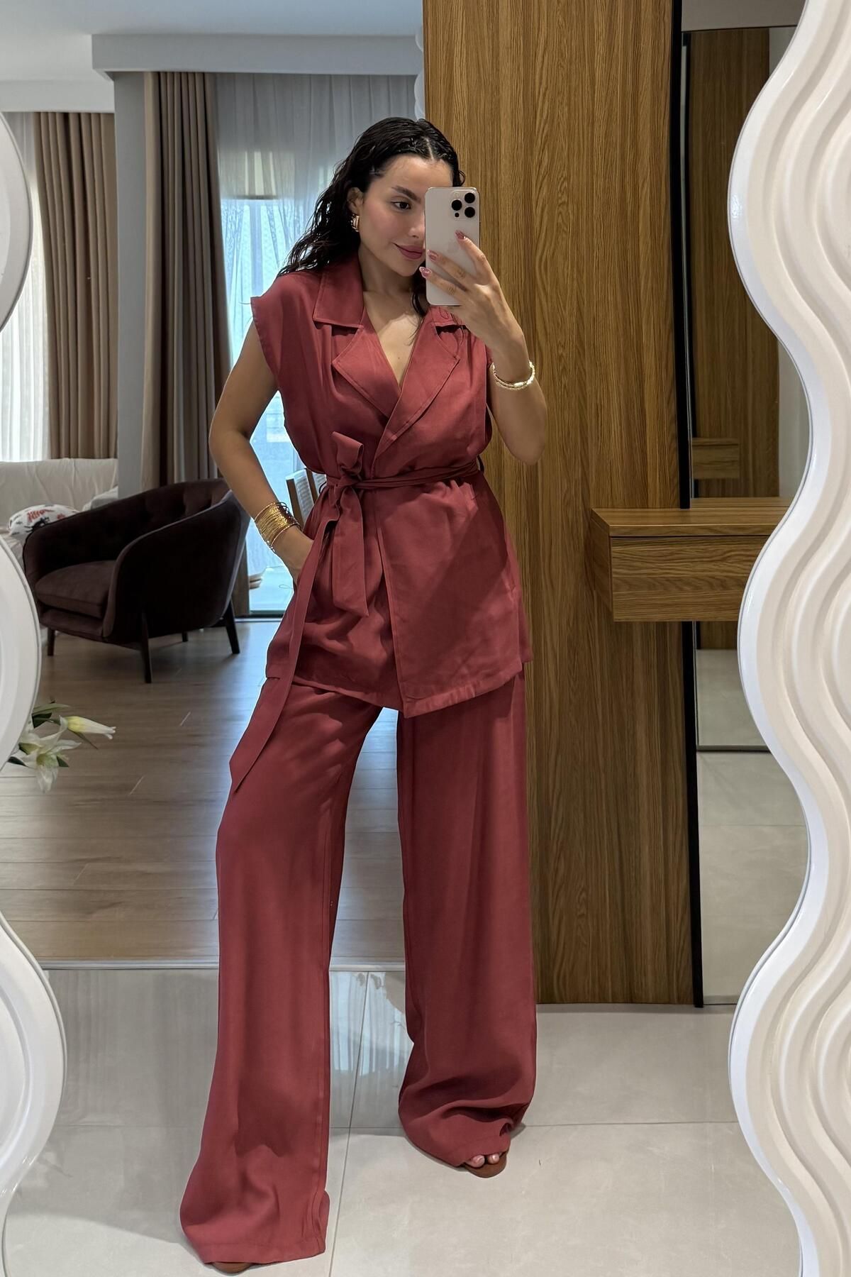 Gizem Ecemiş Lucie Bordo Kuşaklı Yelekli Takım