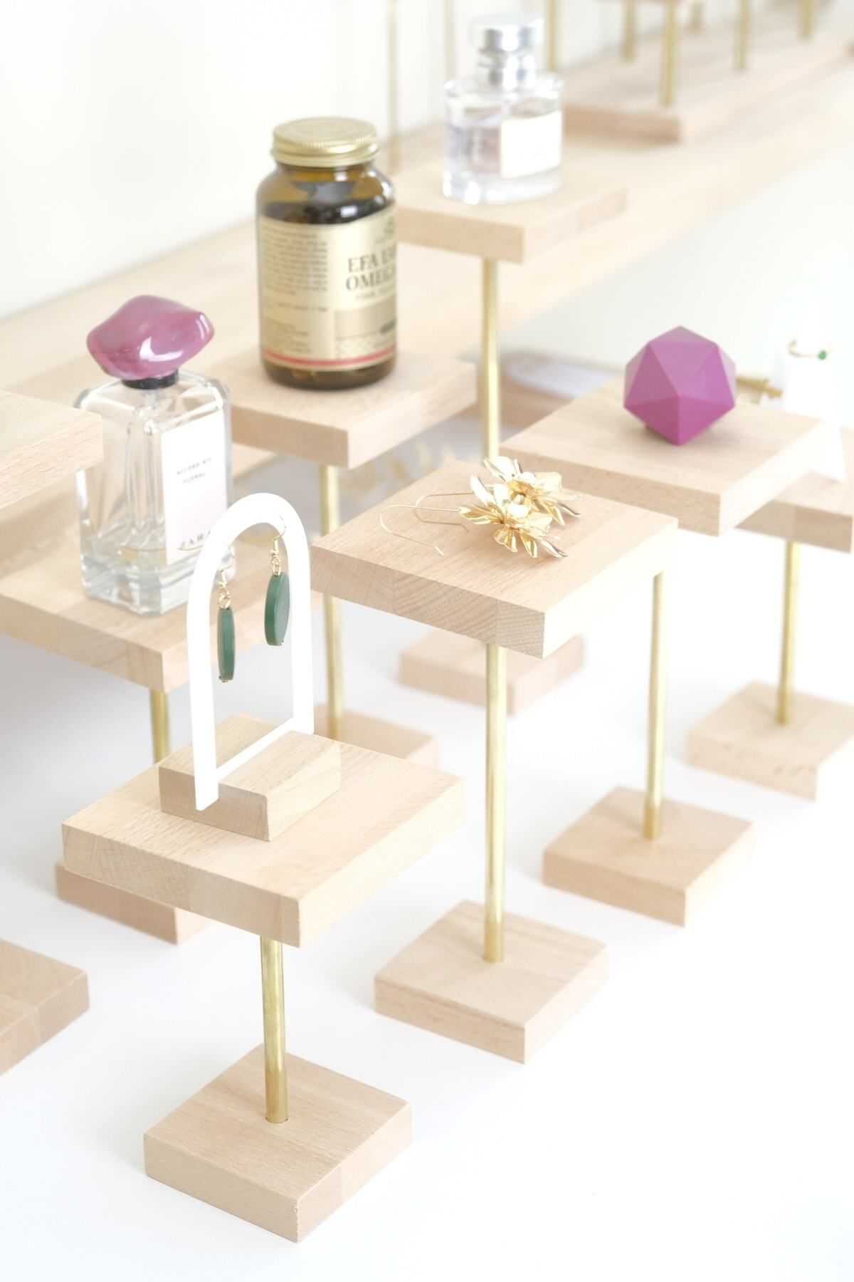 DEKORANLA 3'lü Ahşap Ayaklı Şık Stand Display, modern ve şık tasarım ile sergileme kolaylığı