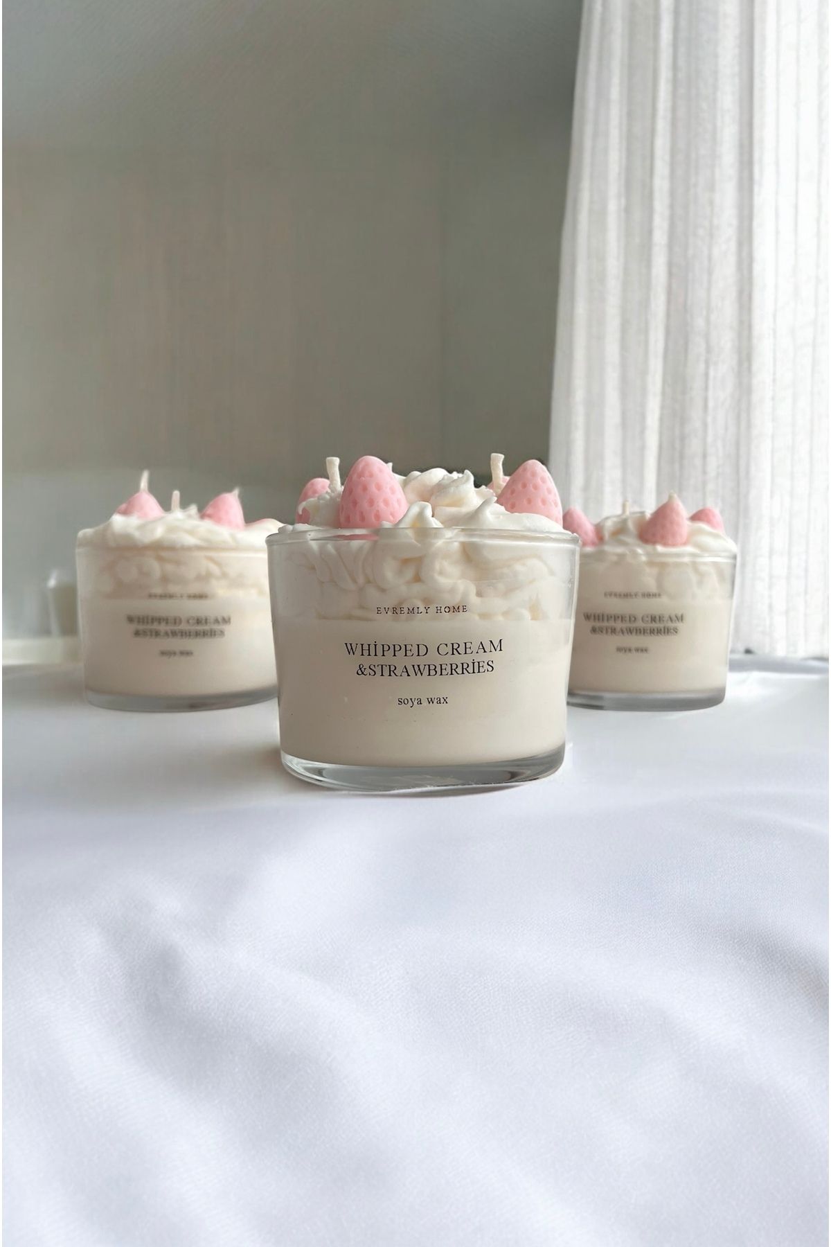 DEKORANLA Beyaz Bardak Mum, Çilek ve Krem Şantili, 100% Doğal Soya Wax, Sıcak ve Rahatlatıcı
