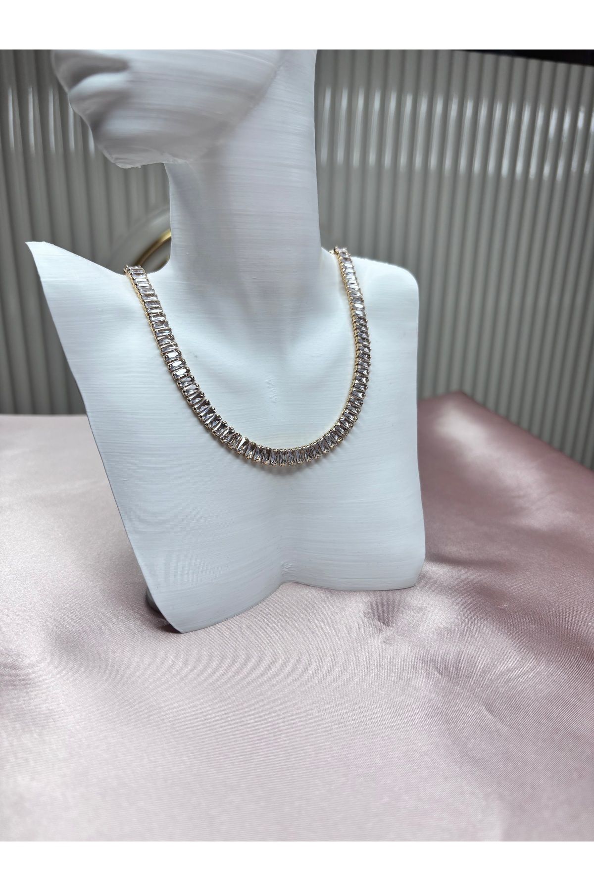 Glamour Uzatıp kısalabilen büyük taşlı gold GG su yolu kolye