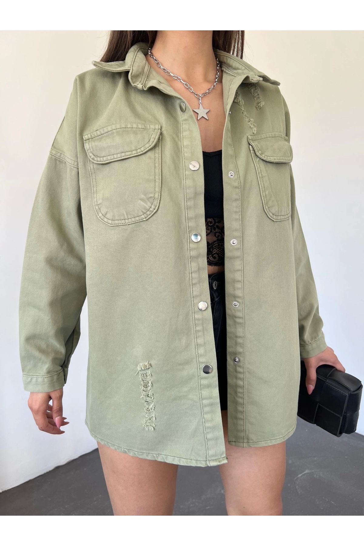 KEREM YAPI MARKET Çift Cepli Yırtık Efektli Oversize Denim Gömlek Ceket