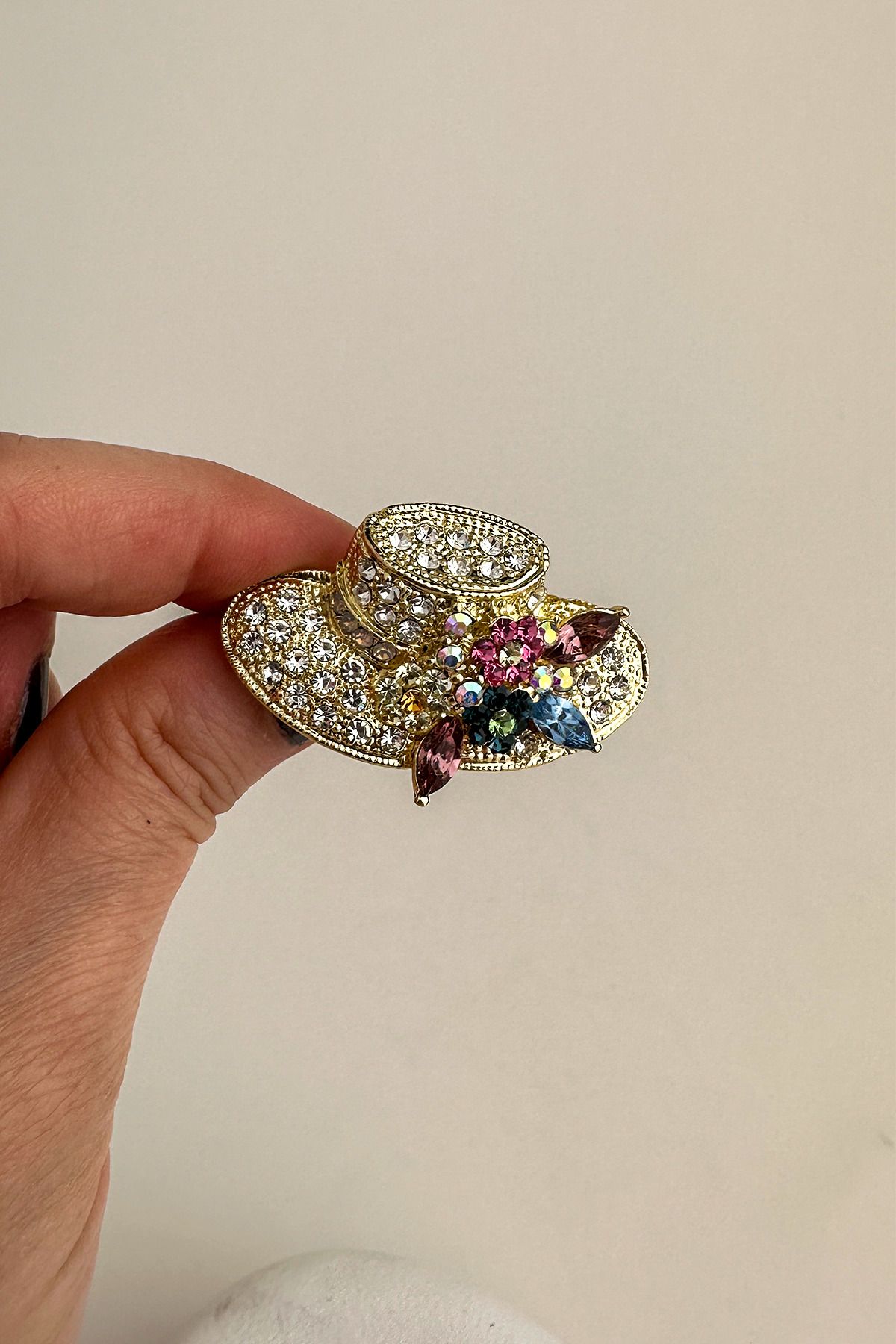 Modex Beyaz Renkli Taşlı Zarif Şapka Broş (4cm)