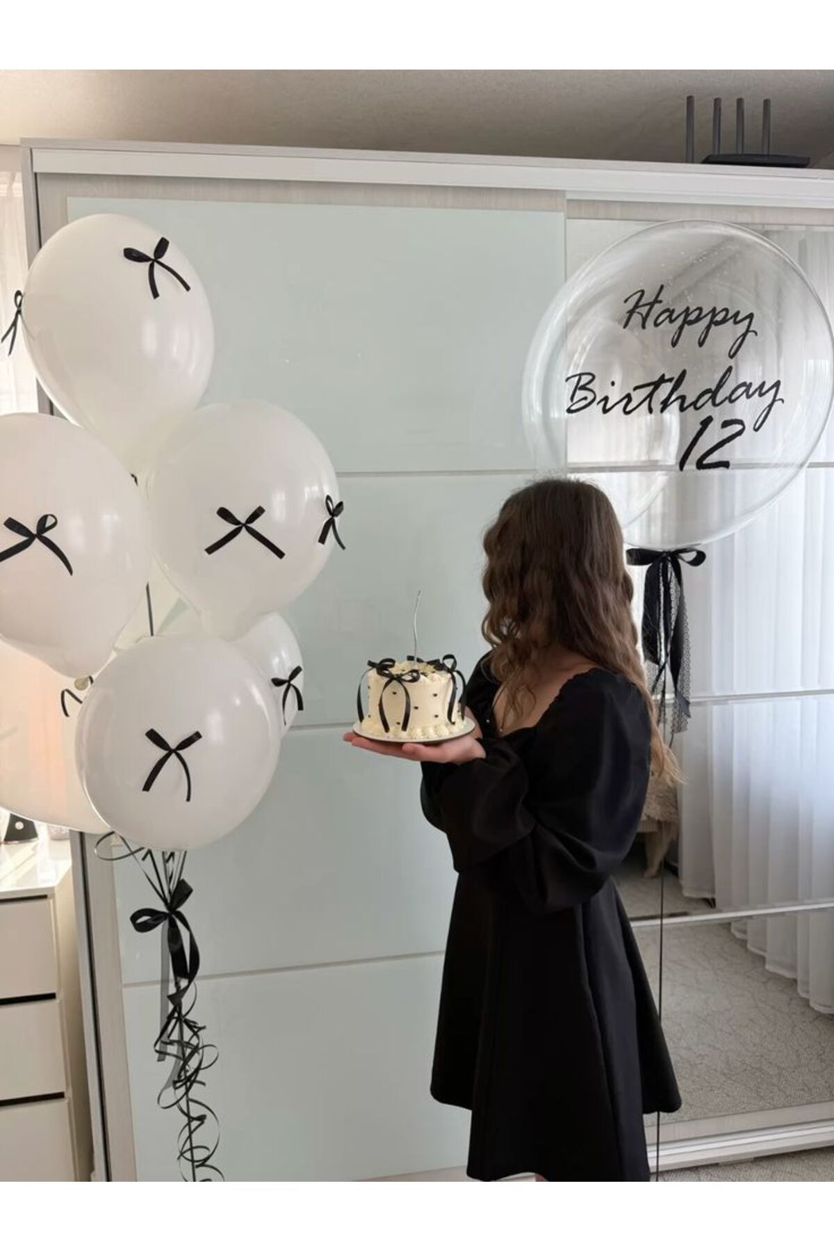 PartyPoo 10 Beyaz + 1 Şeffaf BOBO Fiyonklu Balon Seti – 30 Siyah Kurdele ile Parti & Doğum Günü Süsü