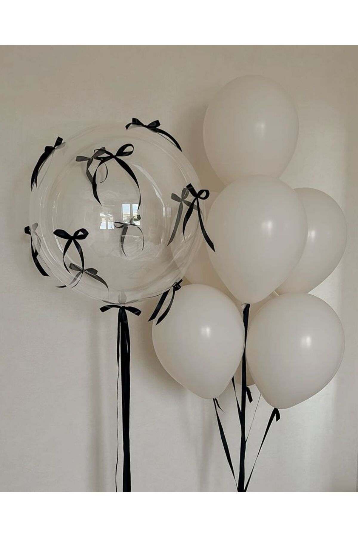 PartyPoo 10 Beyaz + 1 Şeffaf BOBO Balon Seti – Siyah Fiyonk Kurdele & Siyah Balon İpi ile Parti Süsü.