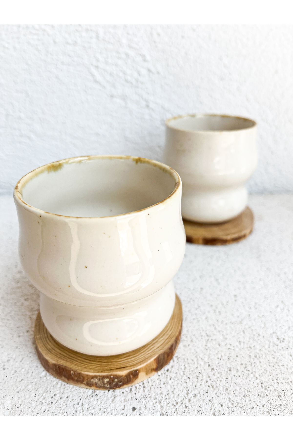 Atölye Nana El Yapımı Stoneware Kulpsuz Ahşap Altlıklı Oval Form Bohem Kahve Bardağı