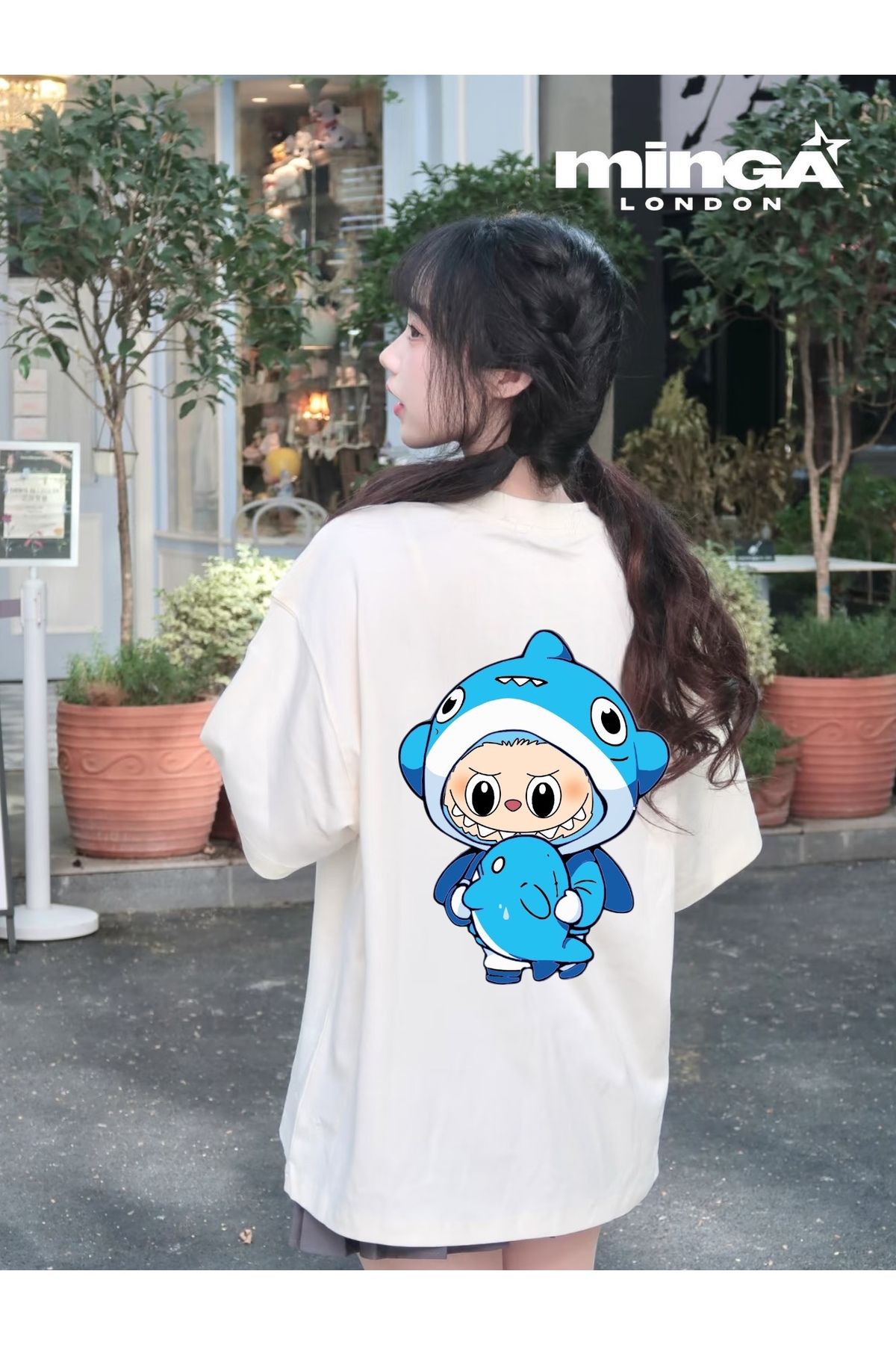 Minga London Mavi Labubu Shark Baskılı Bej Oversize Tshirt- Minga London
