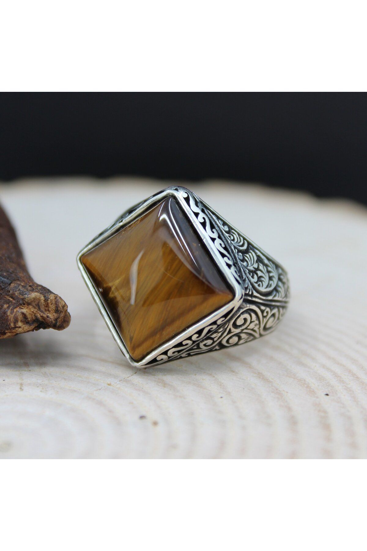 QubbeSilver Gravür İşlemeli Kaplangözü Taşlı Gümüş Erkek Yüzük