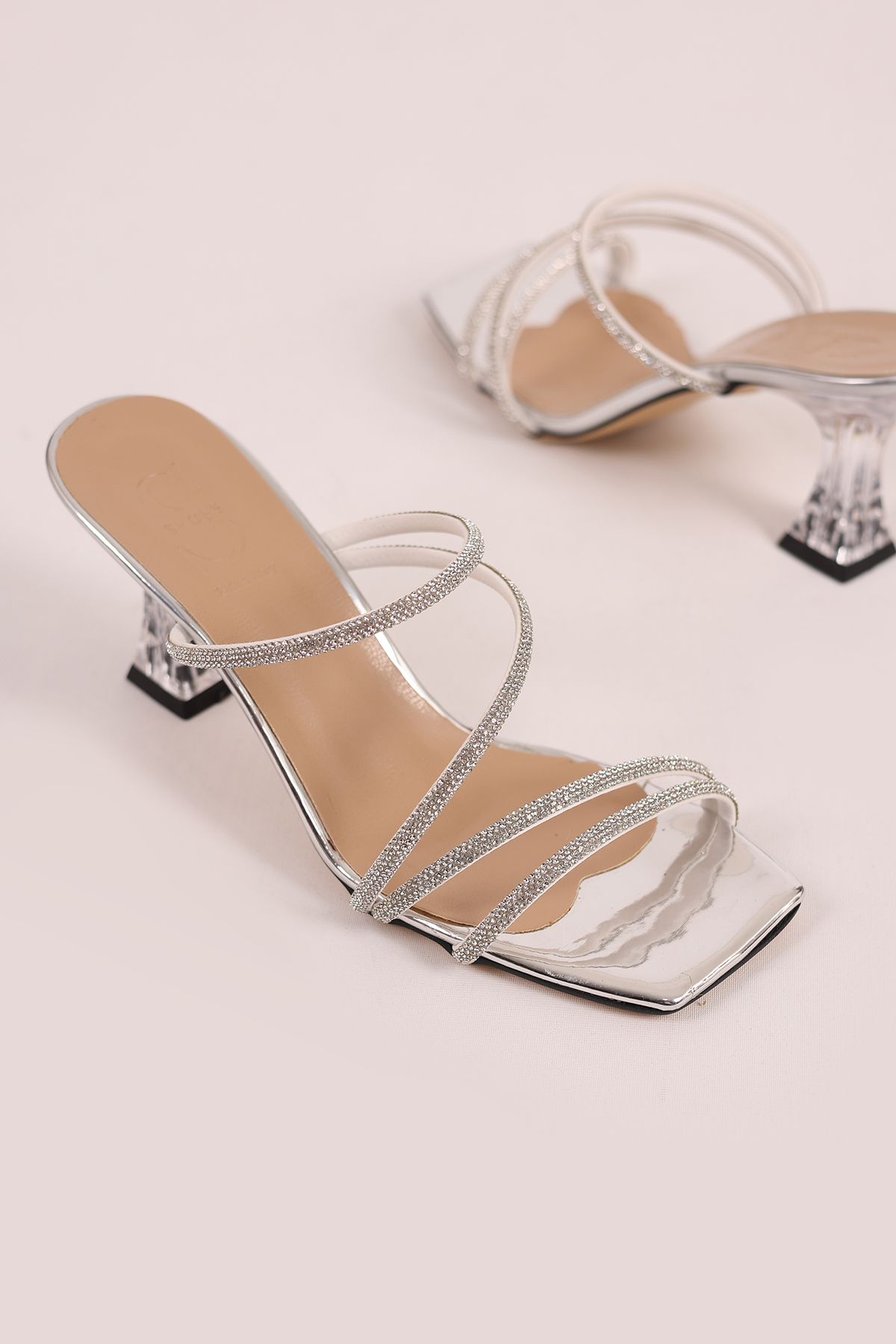 SHOESSHOPS Küt Burunlu Taşlı Şeffaf Kadın Topuklu Terlik