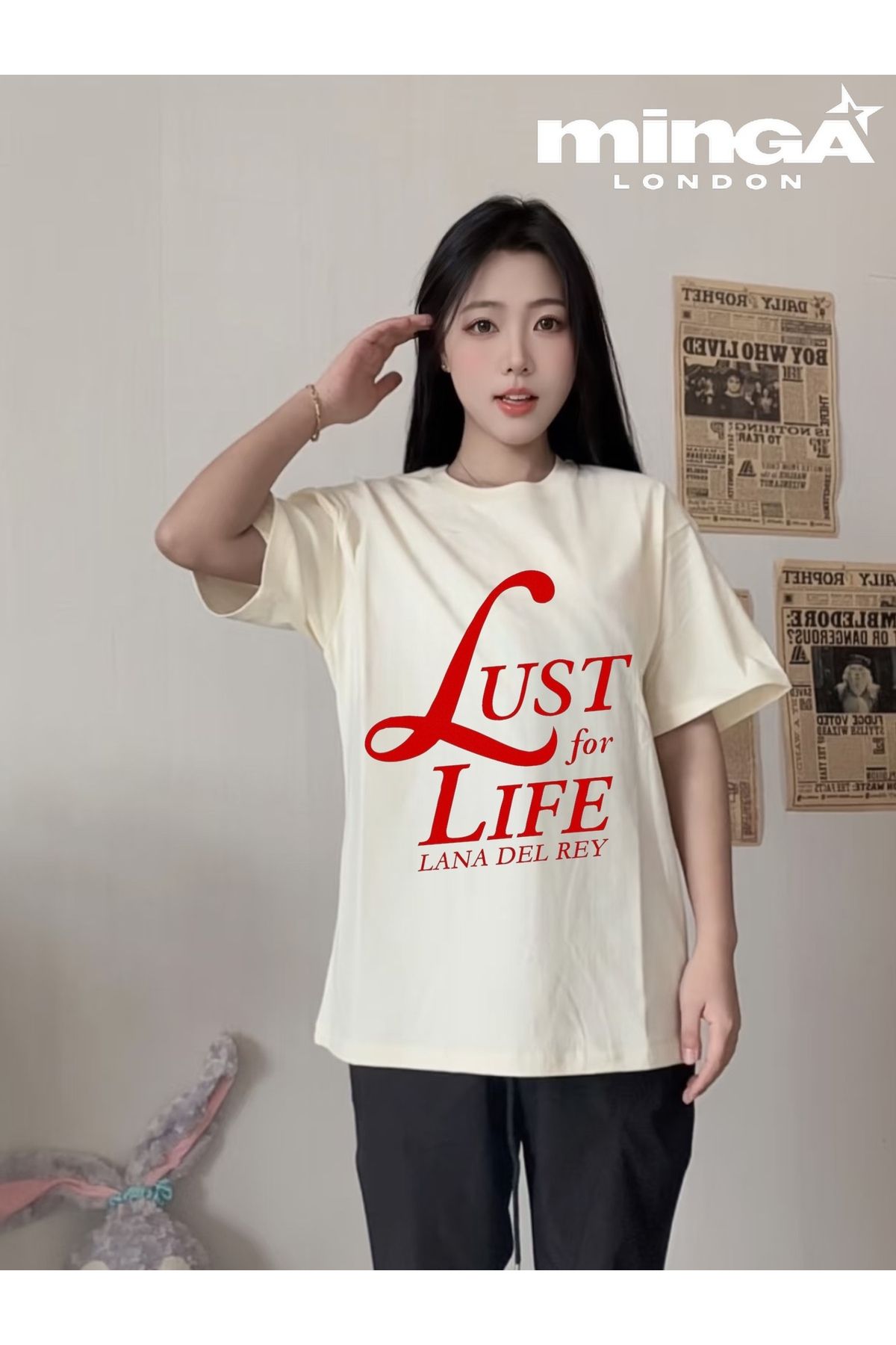 Minga London Lana Del Rey Baskılı Bej Oversize Tshirt- Minga London