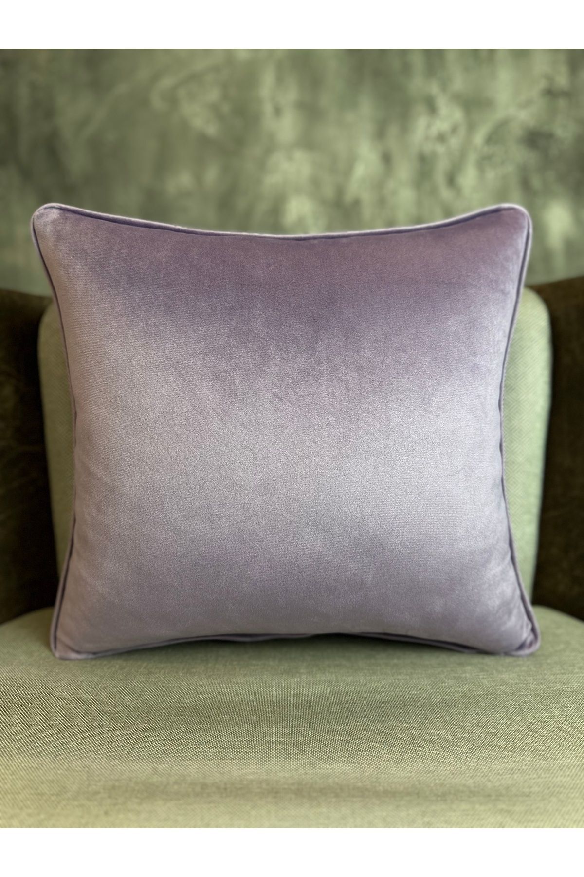 DEKORANLA Açık Lila Kadife Kırlent Kılıfı 43x43cm, şık ve rahat kullanım sağlar.