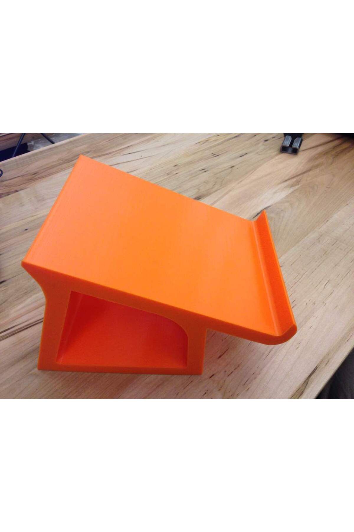 Lucest Yerden Tasarruf Sağlayan MacBook Pro Standı (Plastik Aparattır!!!)