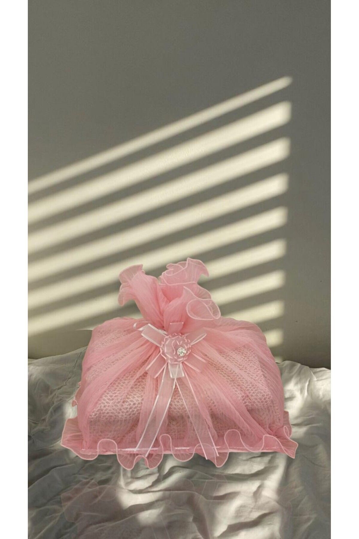 AboutThePerfect Pembe Piliseli Tül Güllü Fiyonklu Söz Nişan Süs Bohça 40x50