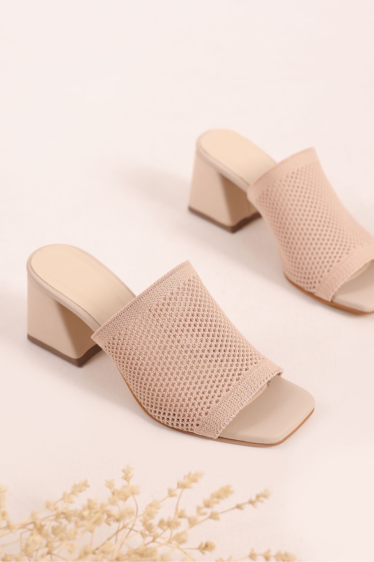 SHOESSHOPS Kadın Triko Kare Topuklu Terlik