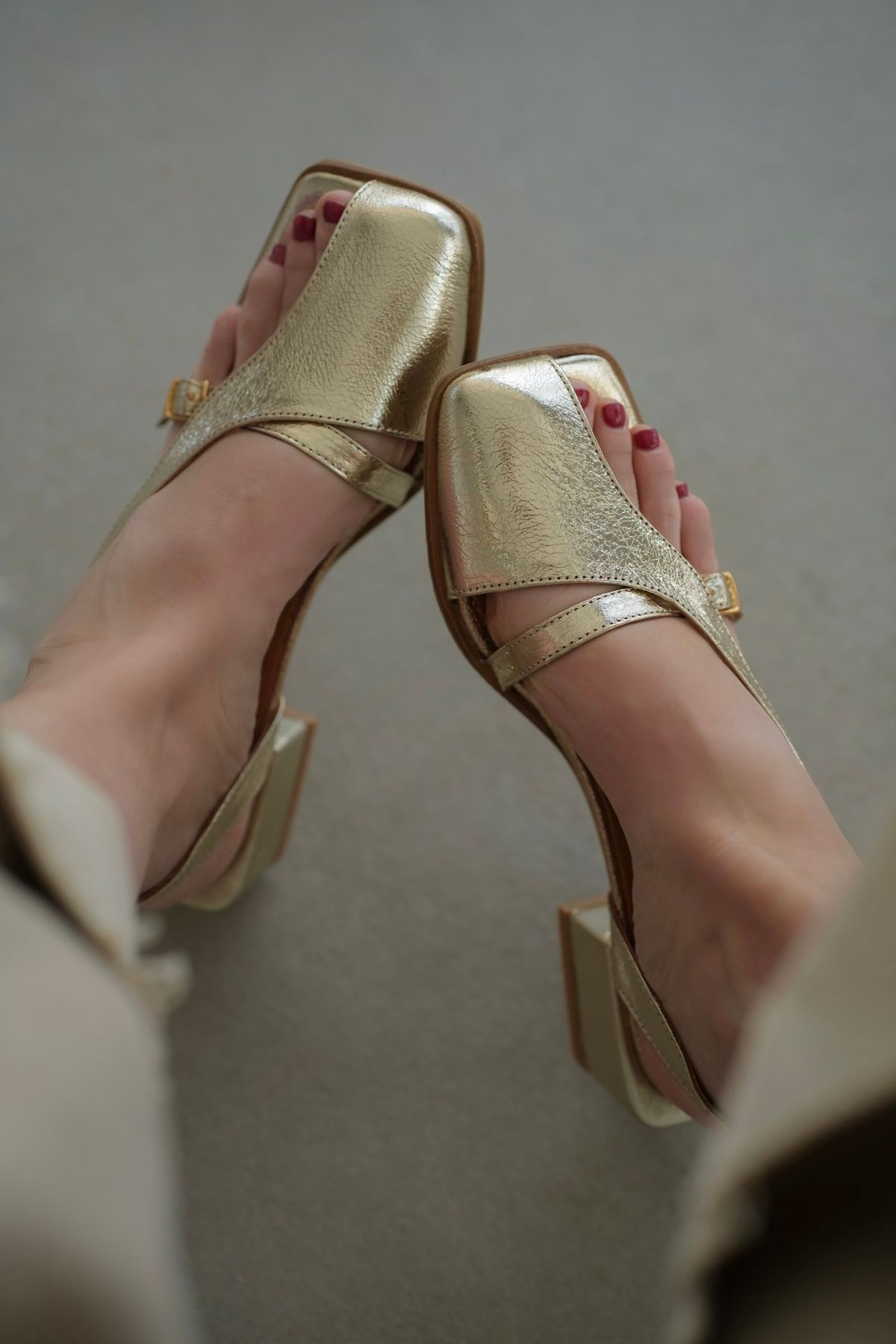 selinshoes Begon Asimetrik Kesim Tokalı Hakiki Deri Kadın Sandalet- GOLD