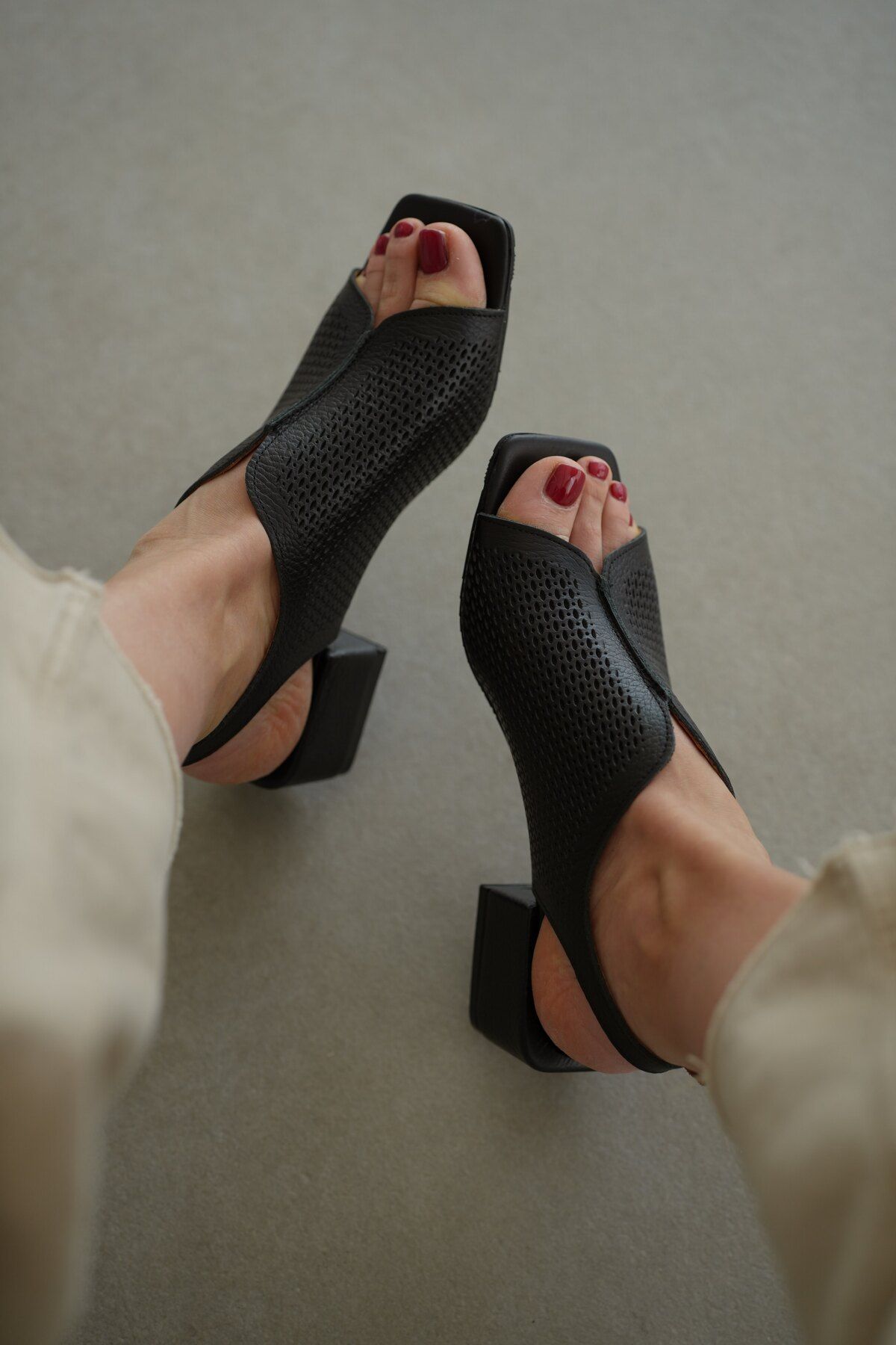 selinshoes Grass Delikli Bilek Lastik Detaylı Hakiki Deri Kadın Sandalet- SİYAH
