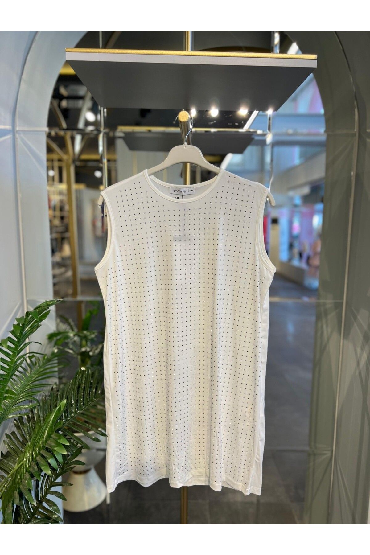 Puane - TAŞ DETAYLI BEYAZ SIFIR KOLLU T-SHIRT