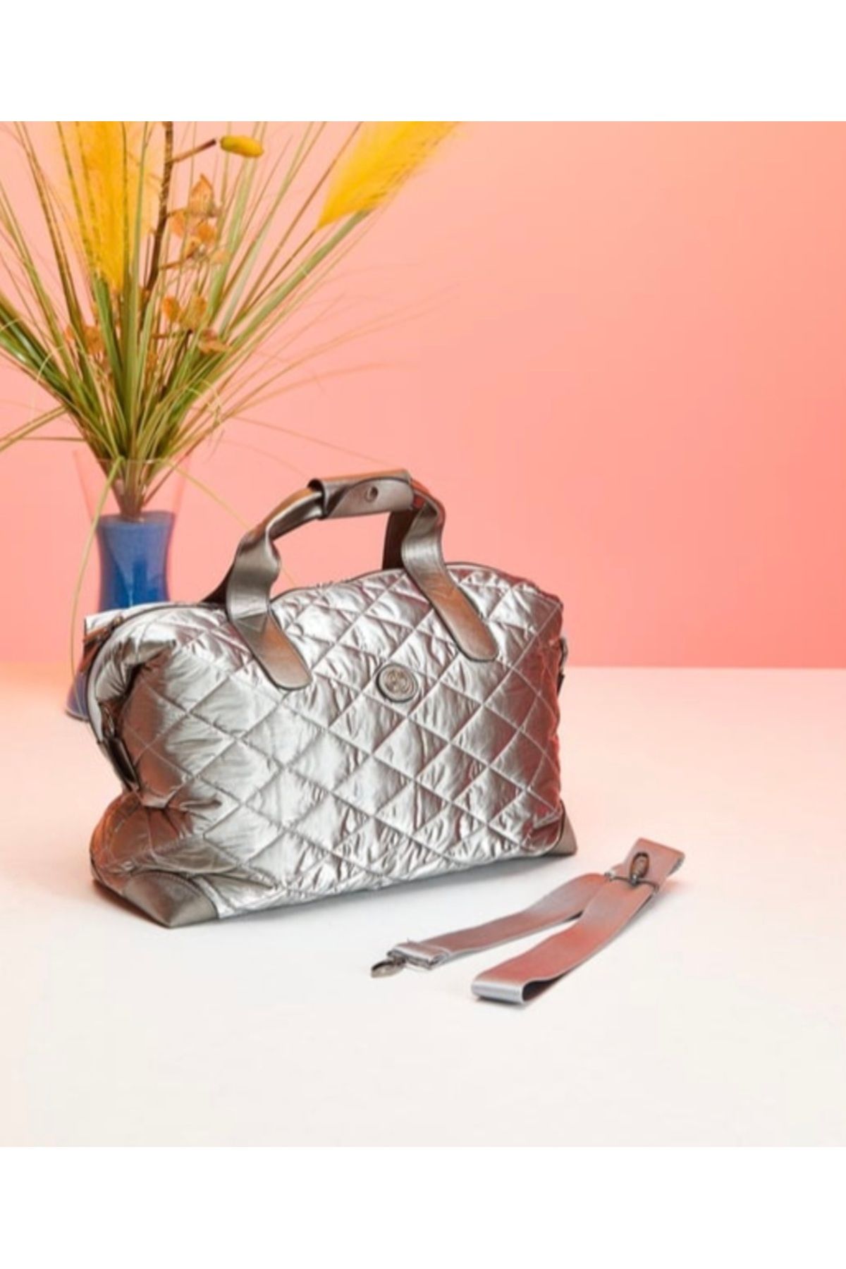 MODA Gümüş rengi kapitone detaylı Deri askılı geniş hacmi modern dokunuşlu şık çanta