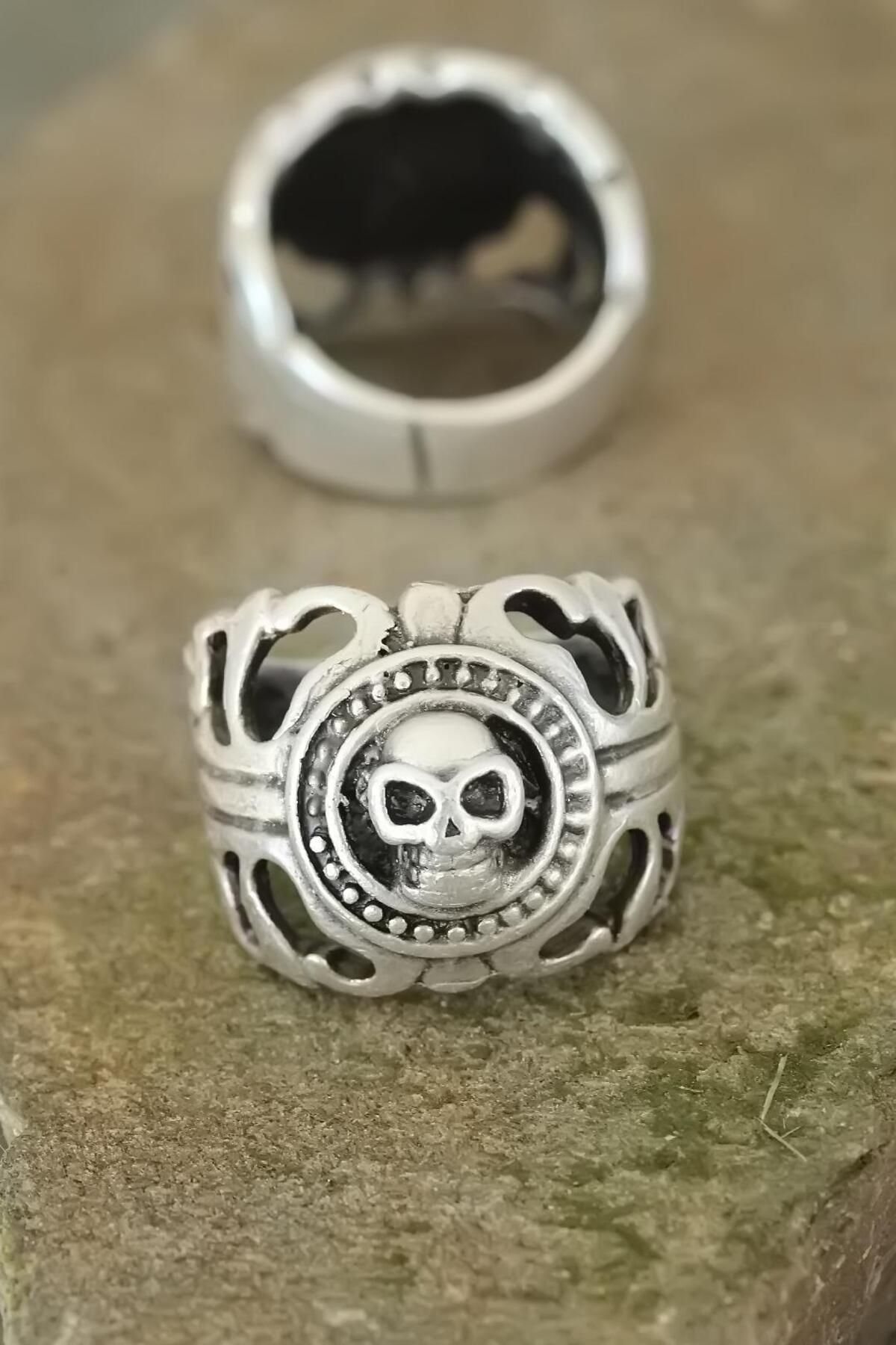 Moco Eskitme Gümüş Renk Metal Kuru Kafa Tasarım Ayarlamalı Erkek Yüzük