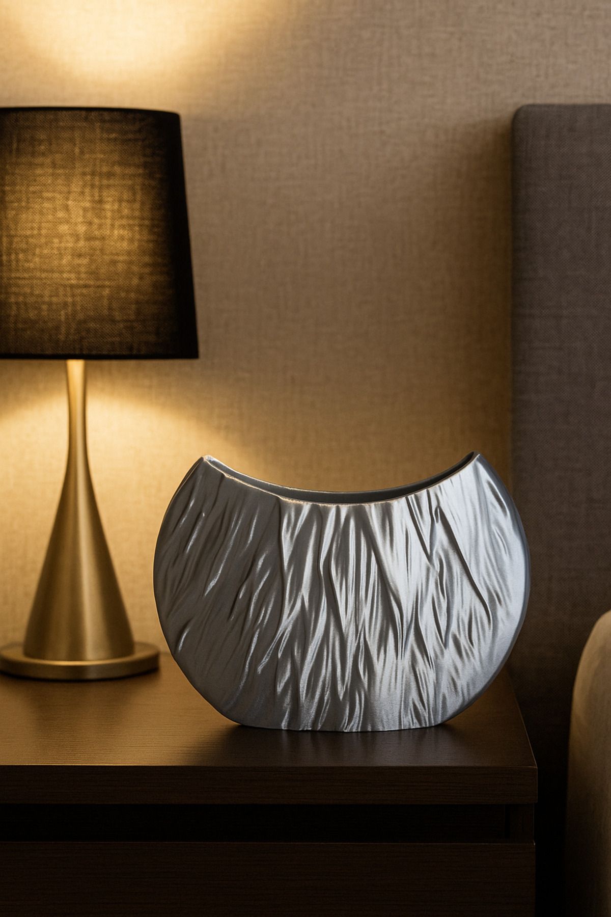 NexForm3D 3D Tasarım Dekoratif Gümüş Modern Form Vazo – Parlak Yüzeyli, Estetik Tasarım, Metalik Görünüm