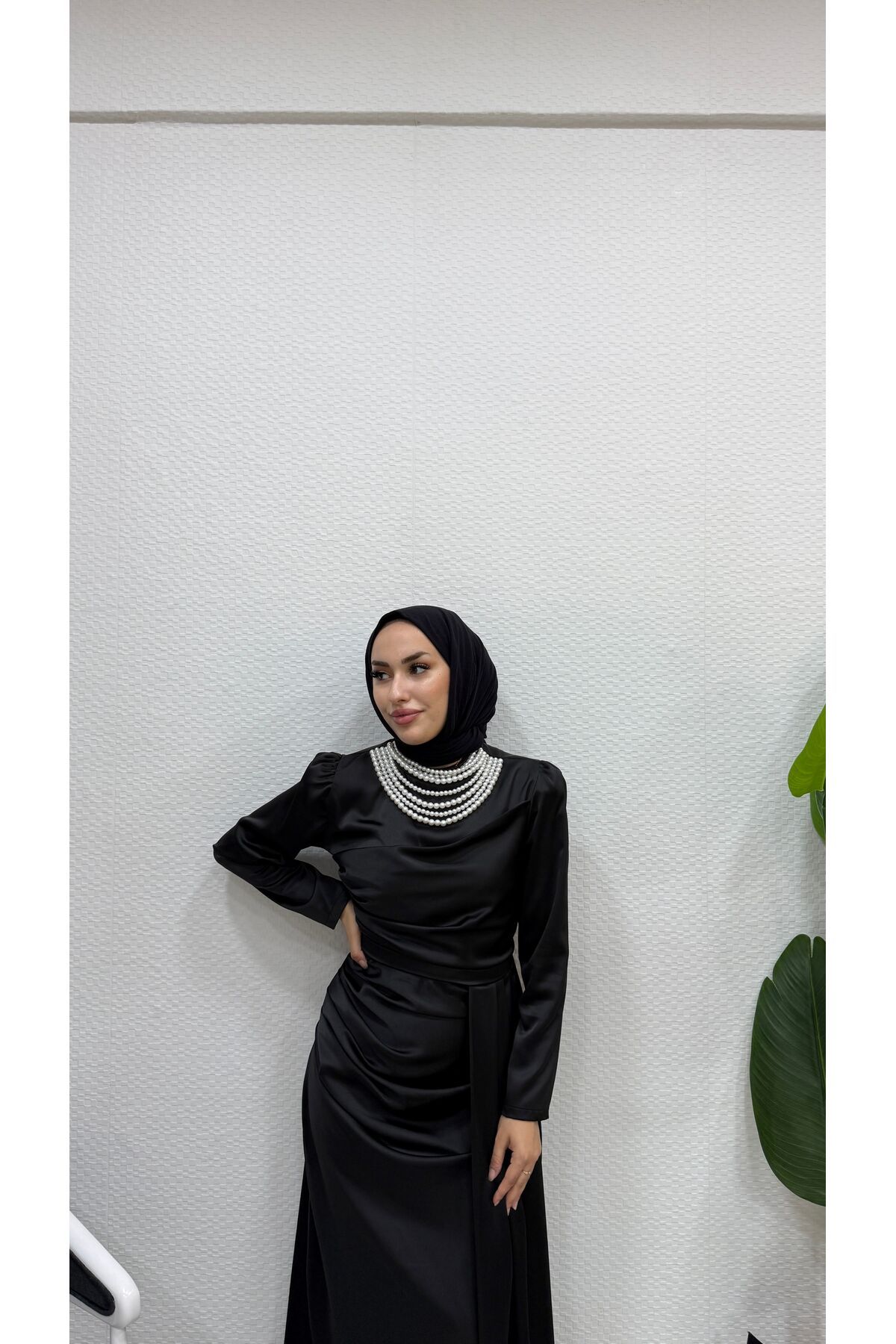 BURCU TESETTÜR 1156 İNCİ KOLYELİ ELBİSE