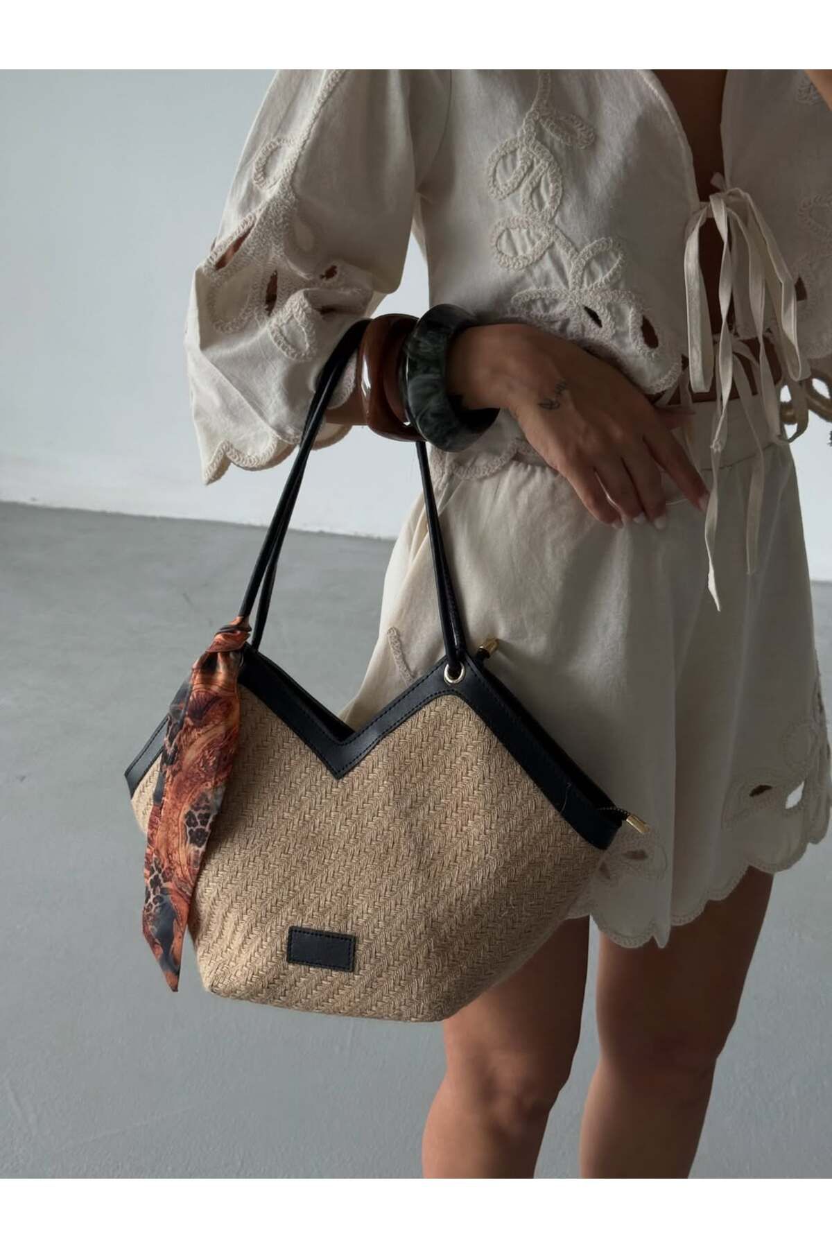 Blue Bagg NATURA Hasır Kadın Çanta – Siyah Saplı, Fular Detaylı Yaz Stili