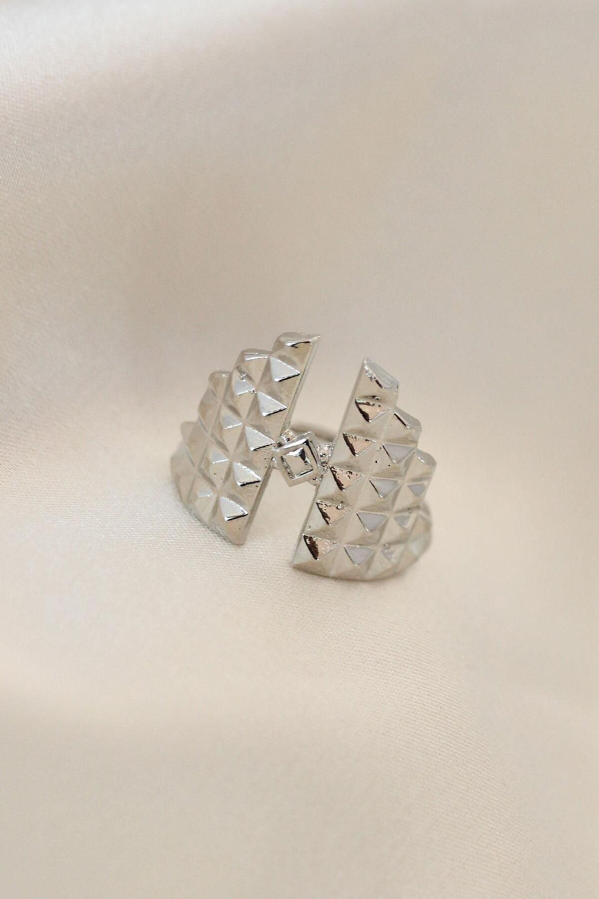 AfraBeauty 925 Ayar Paslanmaz Çelik Ayarlamalı Gümüş Renk Metal Zirkon Taşlı Piramit Yüzük