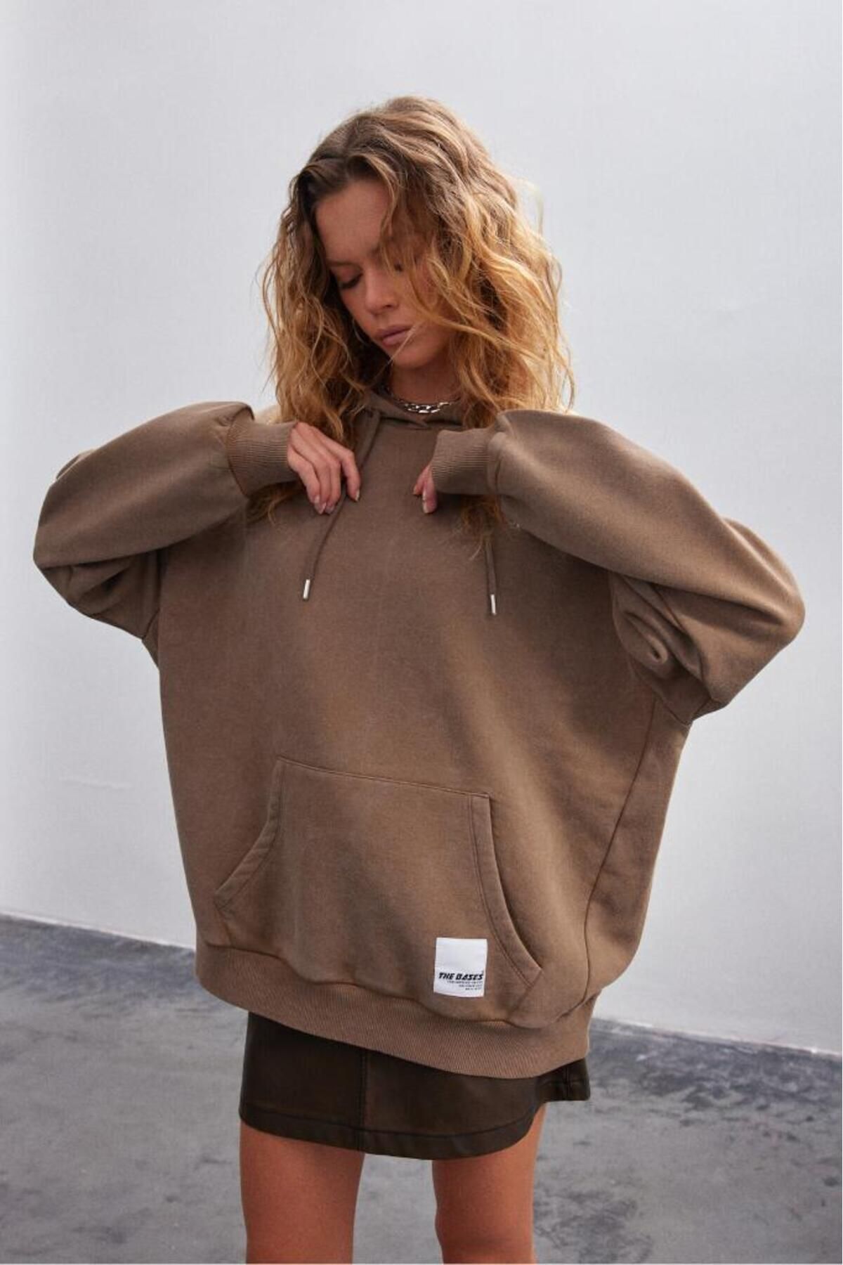 bases. Kahverengi Soluk Efektli Oversize Içi Polarli Kapüşonlu Sweatshirt