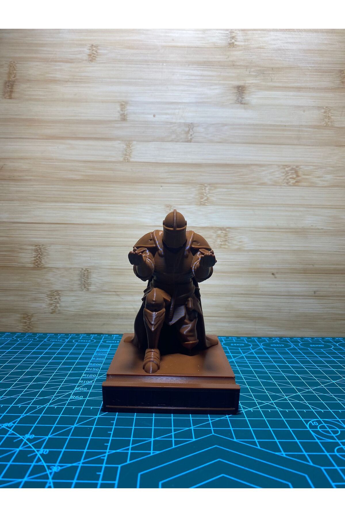 MOLDİVERSE3D DEKORATİF MASAÜSTÜ ŞOVALYE KALEM TUTUCU BİBLO