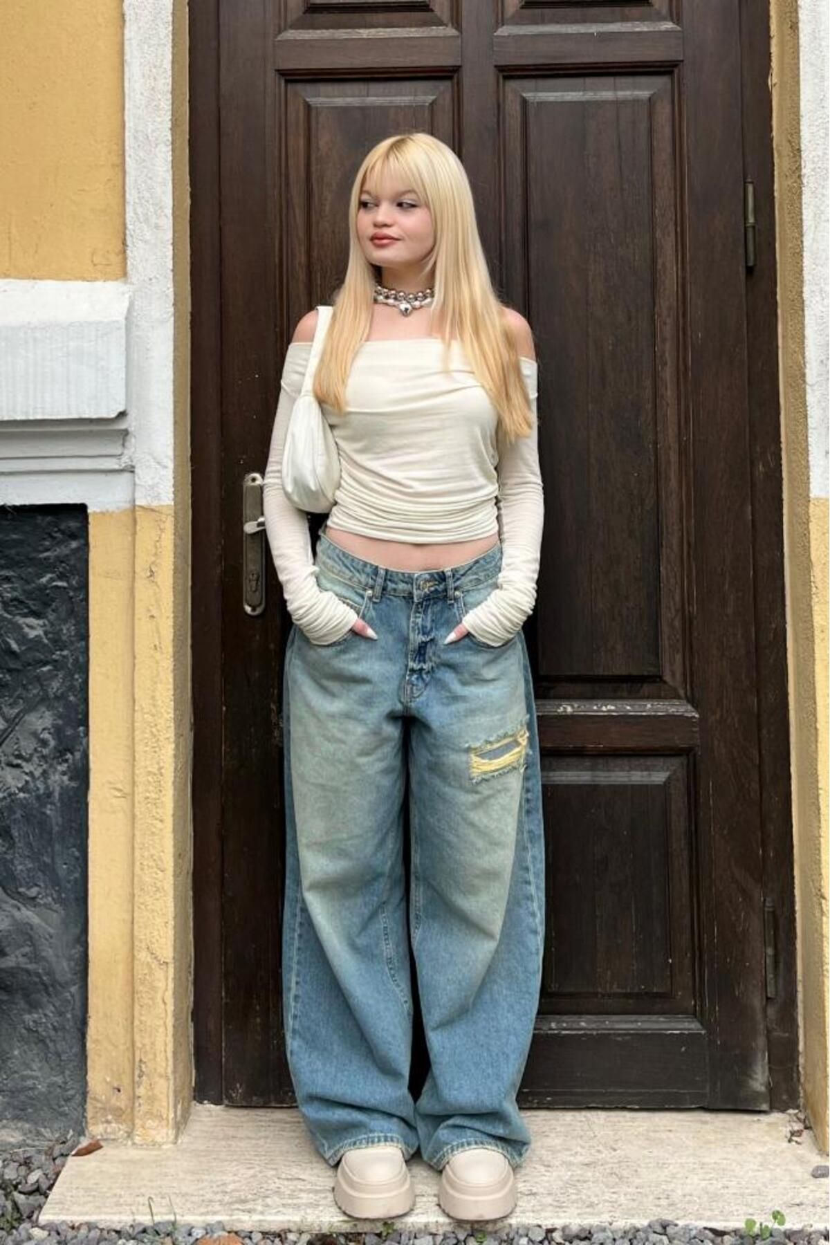bases. Mavi Yırtıklı Soluk Efektli Bol Kesim Baggy Jean