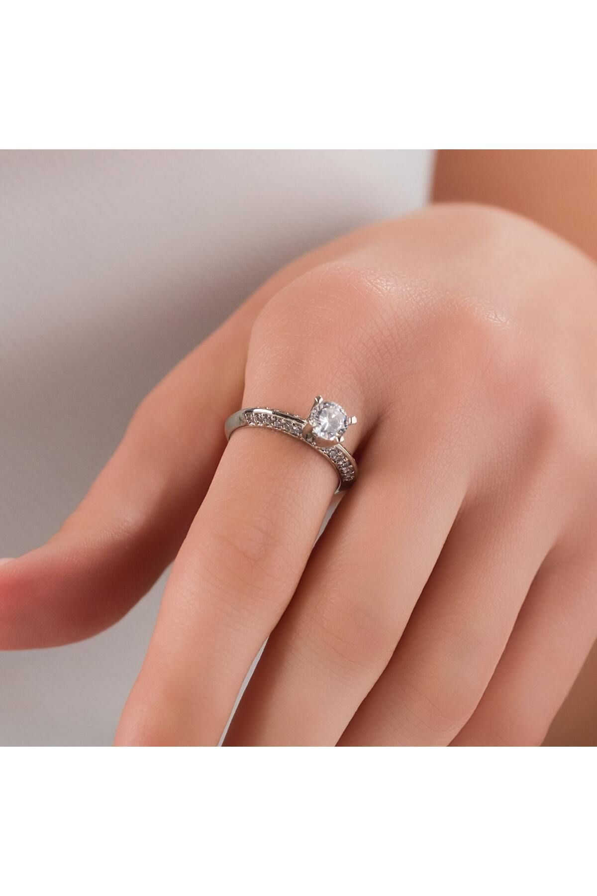 HOBİSY GIFT SHOP Kadın Gümüş Renk Tektaş Yüzük – 18 Numara, 19 mm İç Çap, Taşlı Zarif Model
