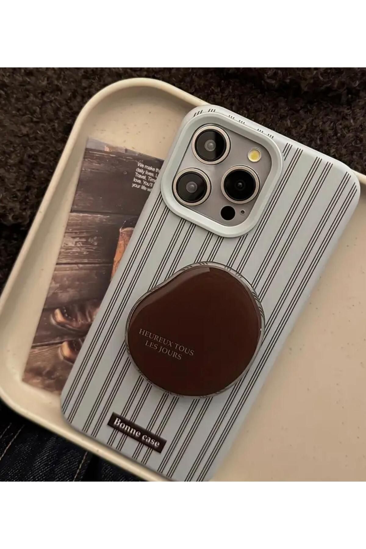 Burroe Atalier İphone15PRObebekmavisiüzerinekahvedikeyçizgilivekahveçekirdeğitutucuaparatlıtelefonkılıfı