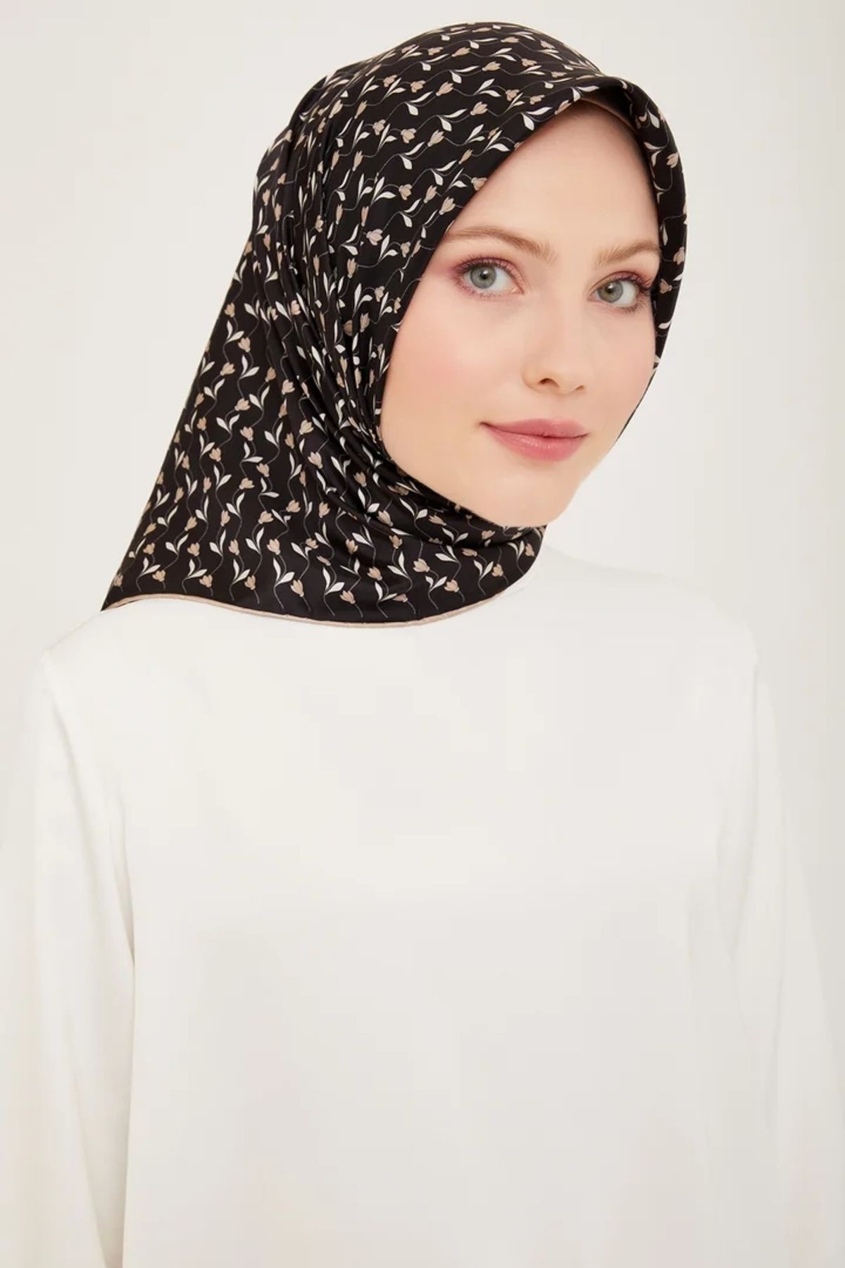 Belli Twill İpek Eşarp 4001D Çiçekli Desen Siyah-Beyaz-81
