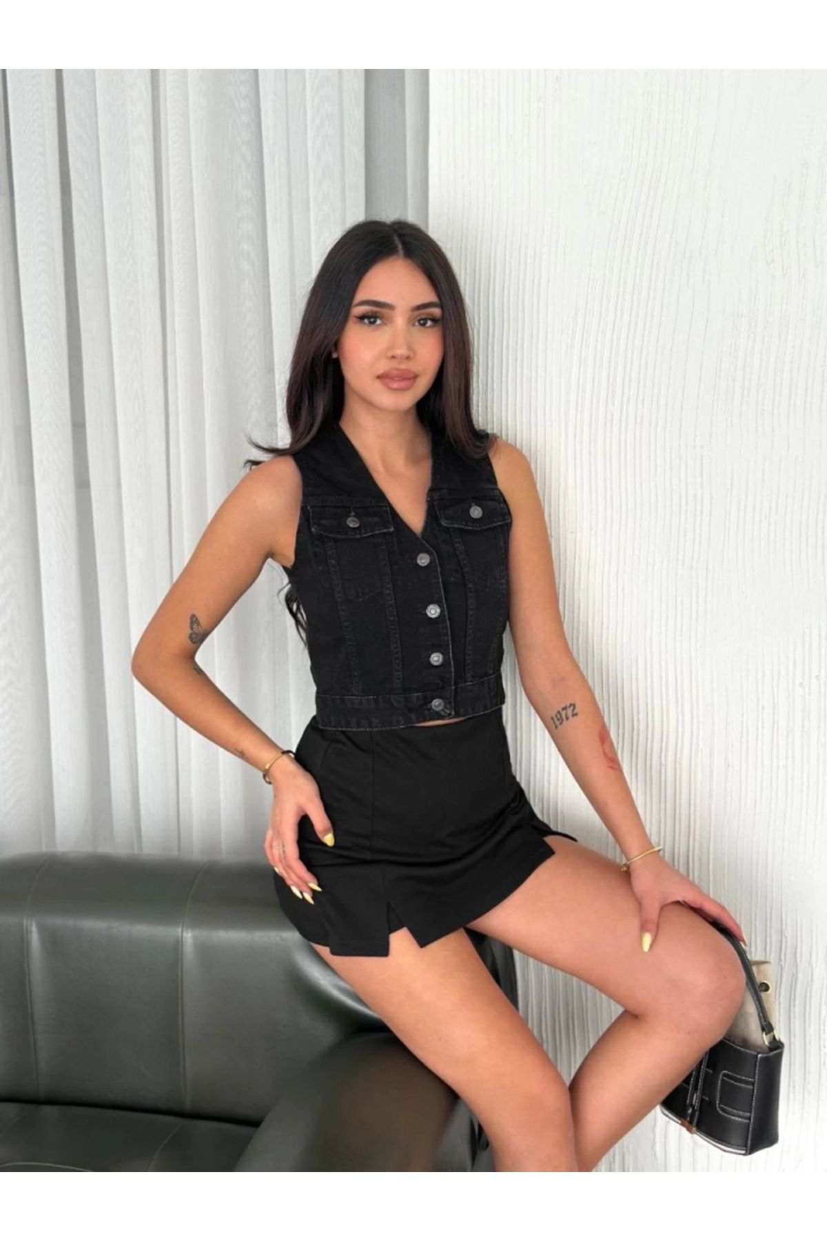 Omarı Yelek Modası: Siyah Kot Jeans Stili