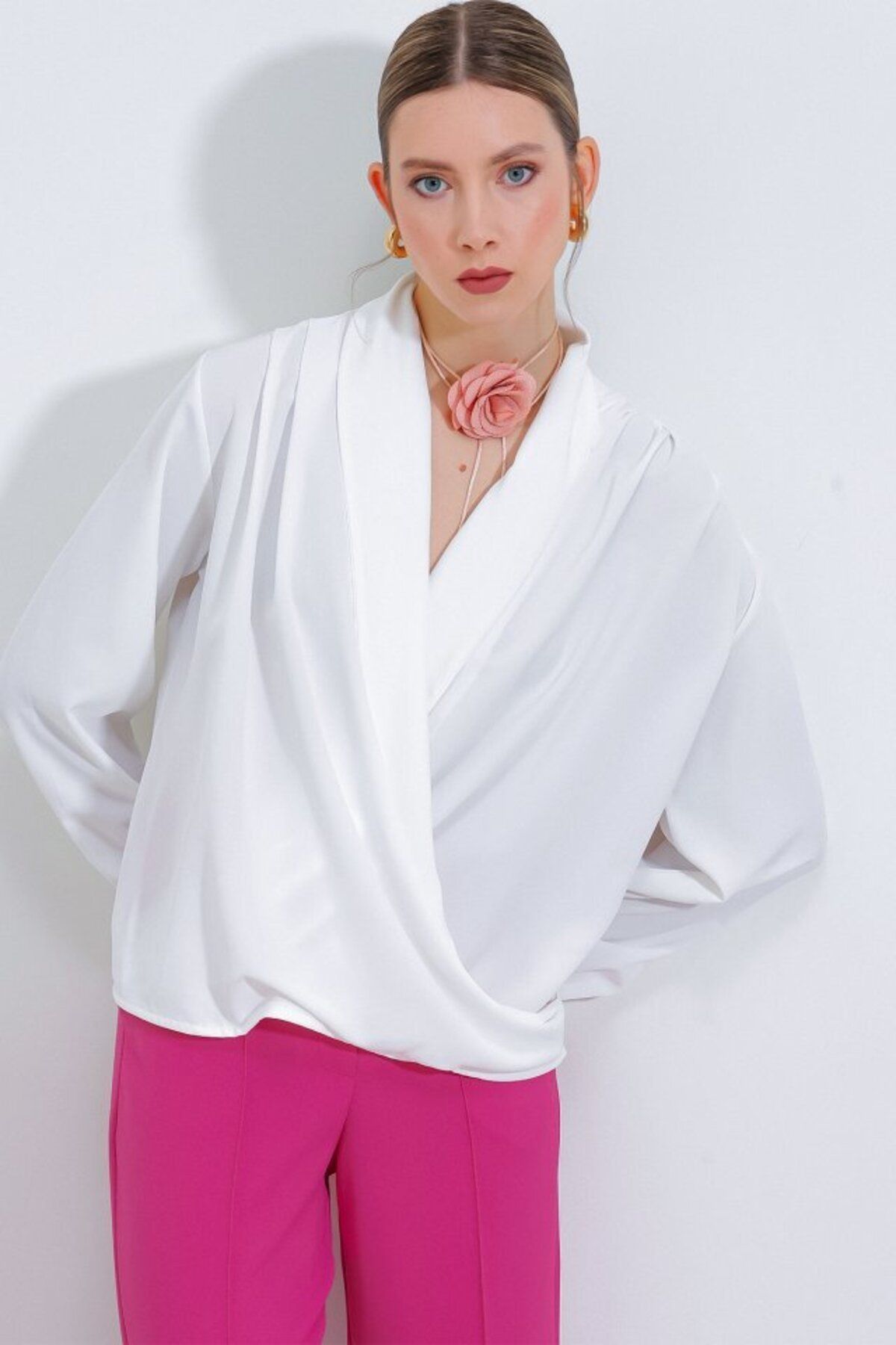 D&M Life Collection Beyaz Kruvaze Yaka Dökümlü Saten Bluz 0492 - 42 - Beyaz