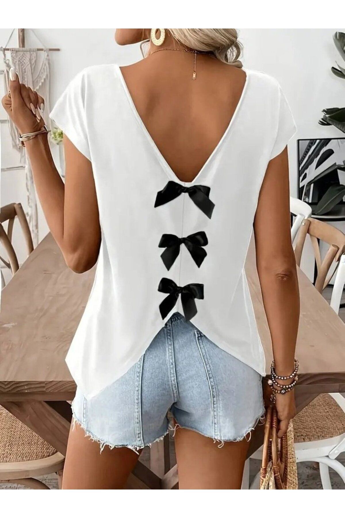 D&M Life Collection Kadın Kısa Kollu V Yakalı Arkadan Kurdele Detaylı Viskon Bluz - 2XL-3XL - Beyaz