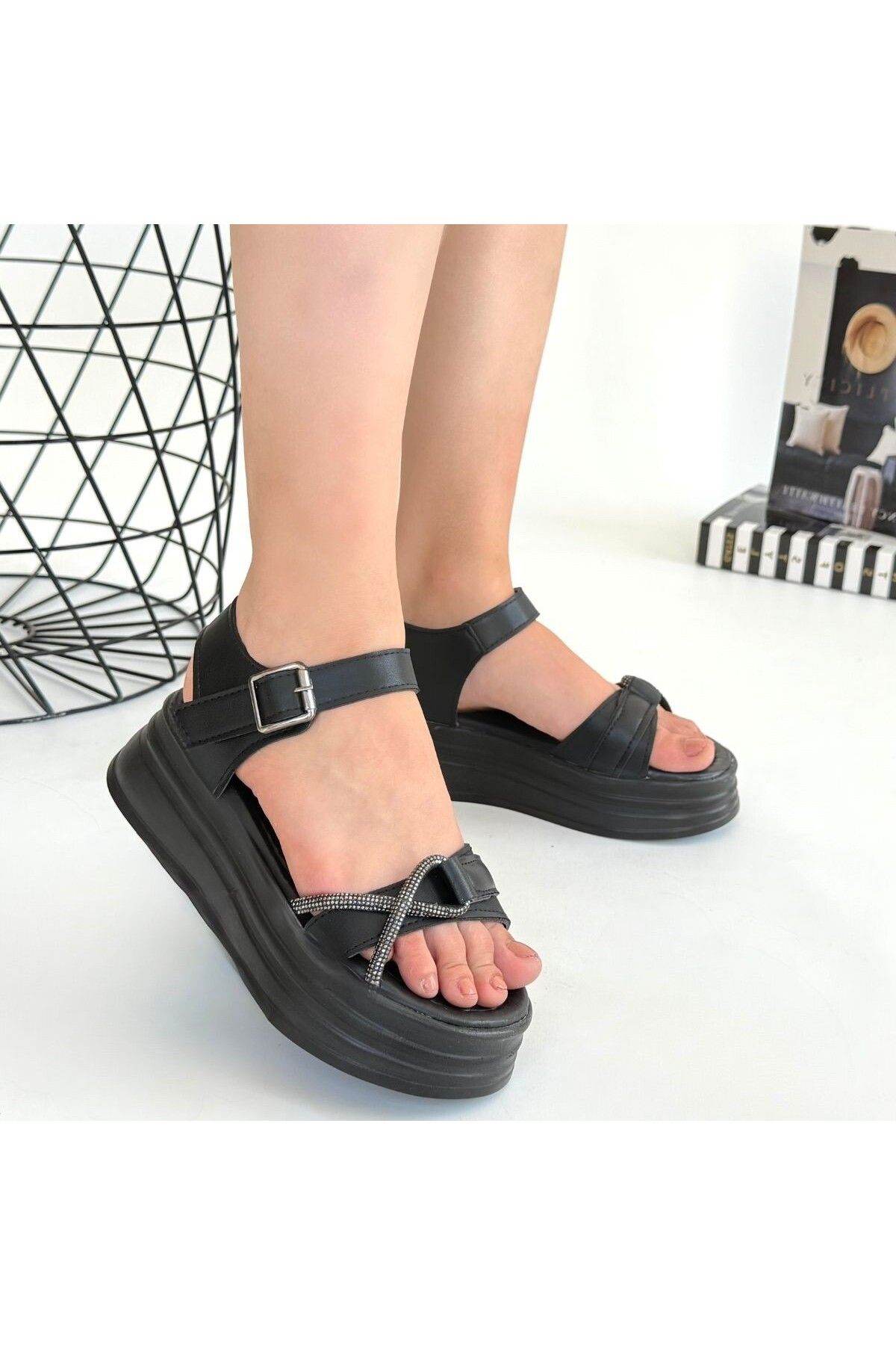 GETFAY Luno Siyah Cilt Kemerli Sandalet