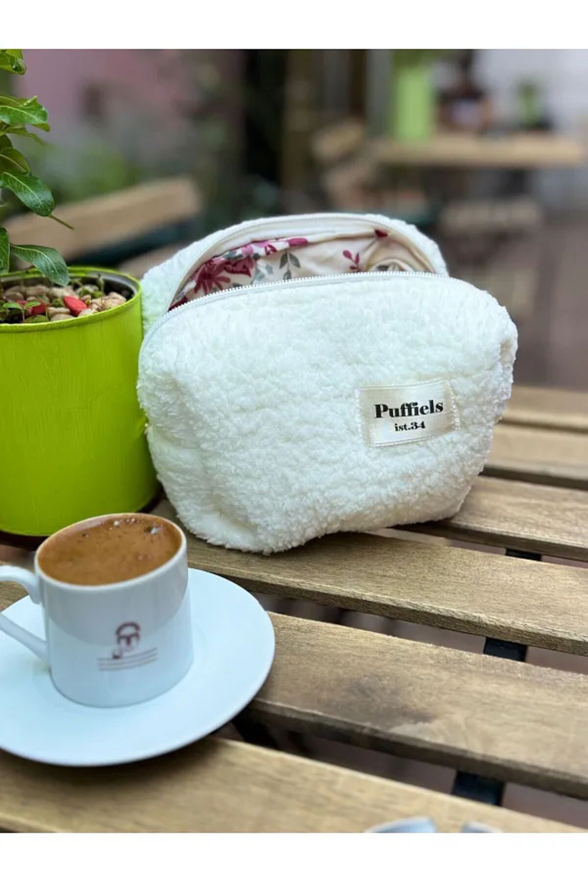 NEXRON Beyaz Peluş Makyaj Çantası – Çiçek Desenli İç Astarlı, Orta Boy, Fermuarlı ve Şık Tasarım