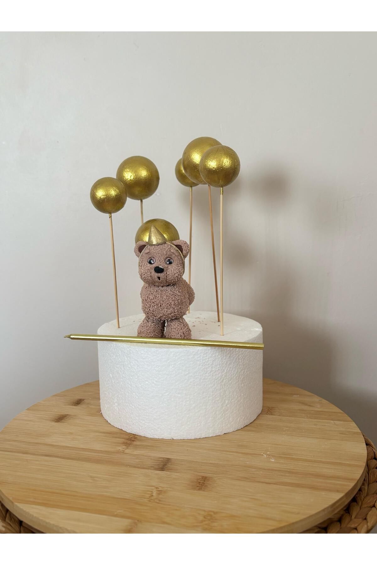 Maket Atelier Şeker Hamurundan Altın Balonlu Mum Üfleyen Ayıcık Pasta Süsü Figürü - El Yapımı
