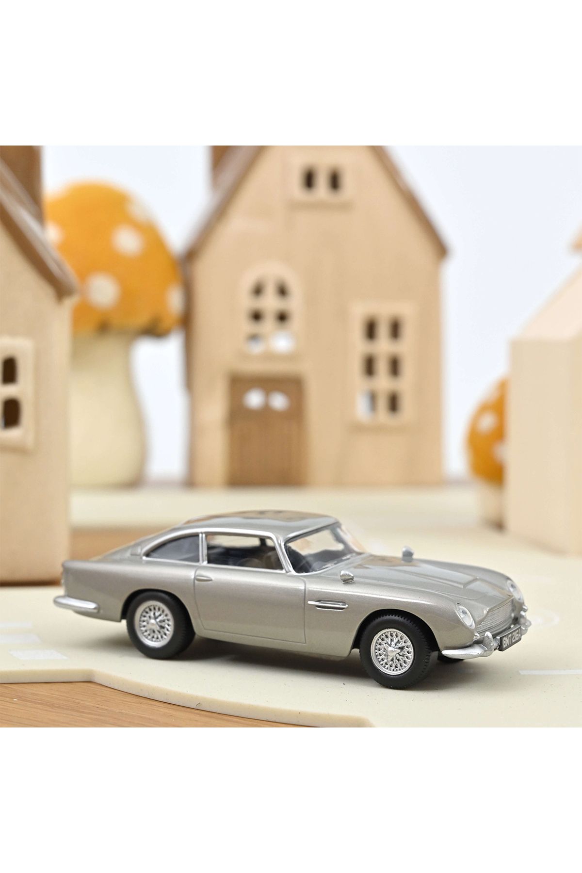 Norev 1:43 Norev 1963 Aston Martin DB5 Silver Birch Jet Car